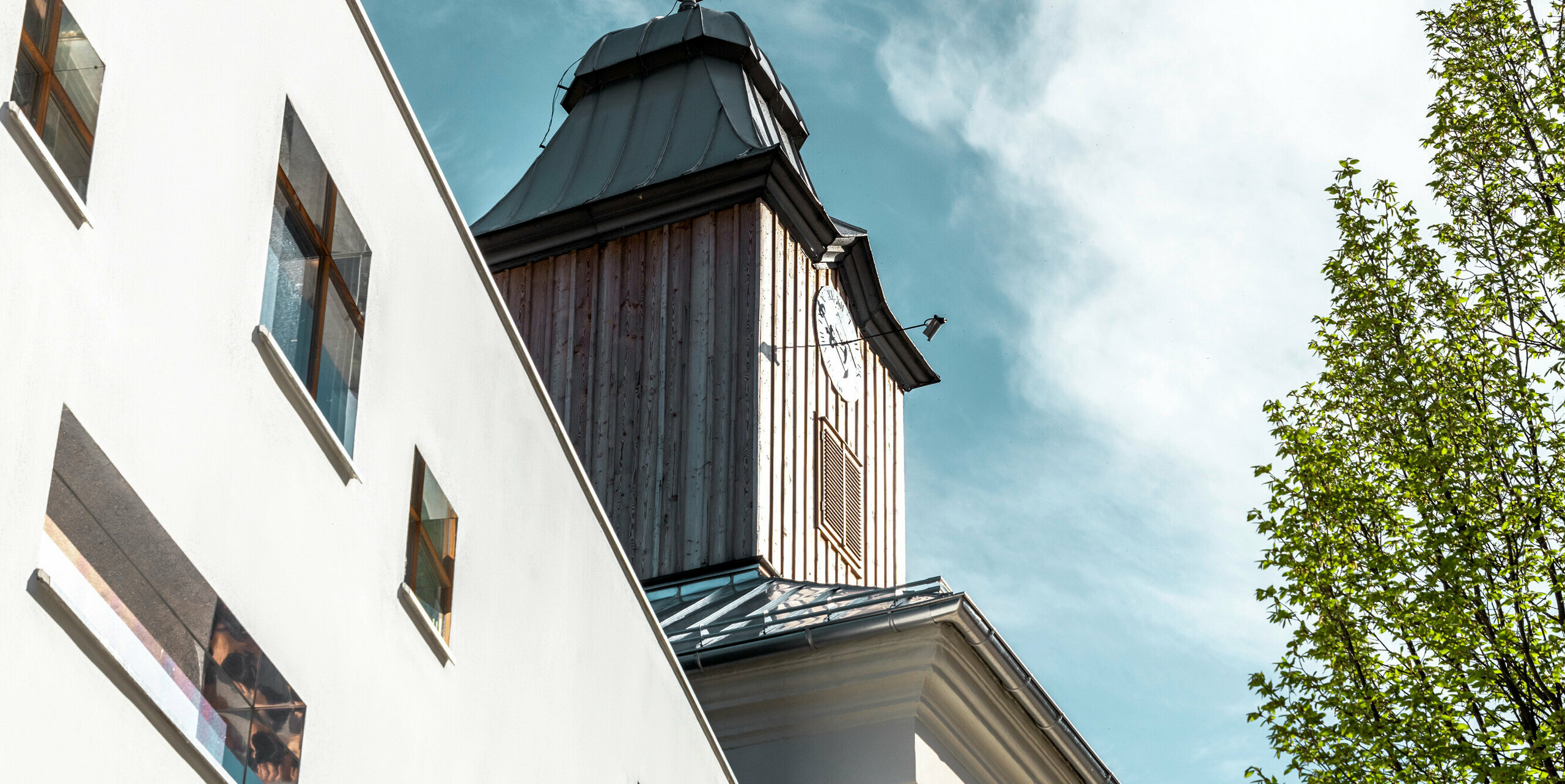 Le toit de l'hôtel Glockenturm à Marktl près de Lilienfeld a été recouvert de bardeaux PREFA en anthracite P.10. Le système de drainage du toit PREFA du bâtiment reste naturel. Non loin de l'hôtel Glockenturm se trouve le Leopold - notre auberge. Le bâtiment du restaurant a également été recouvert de produits PREFA.