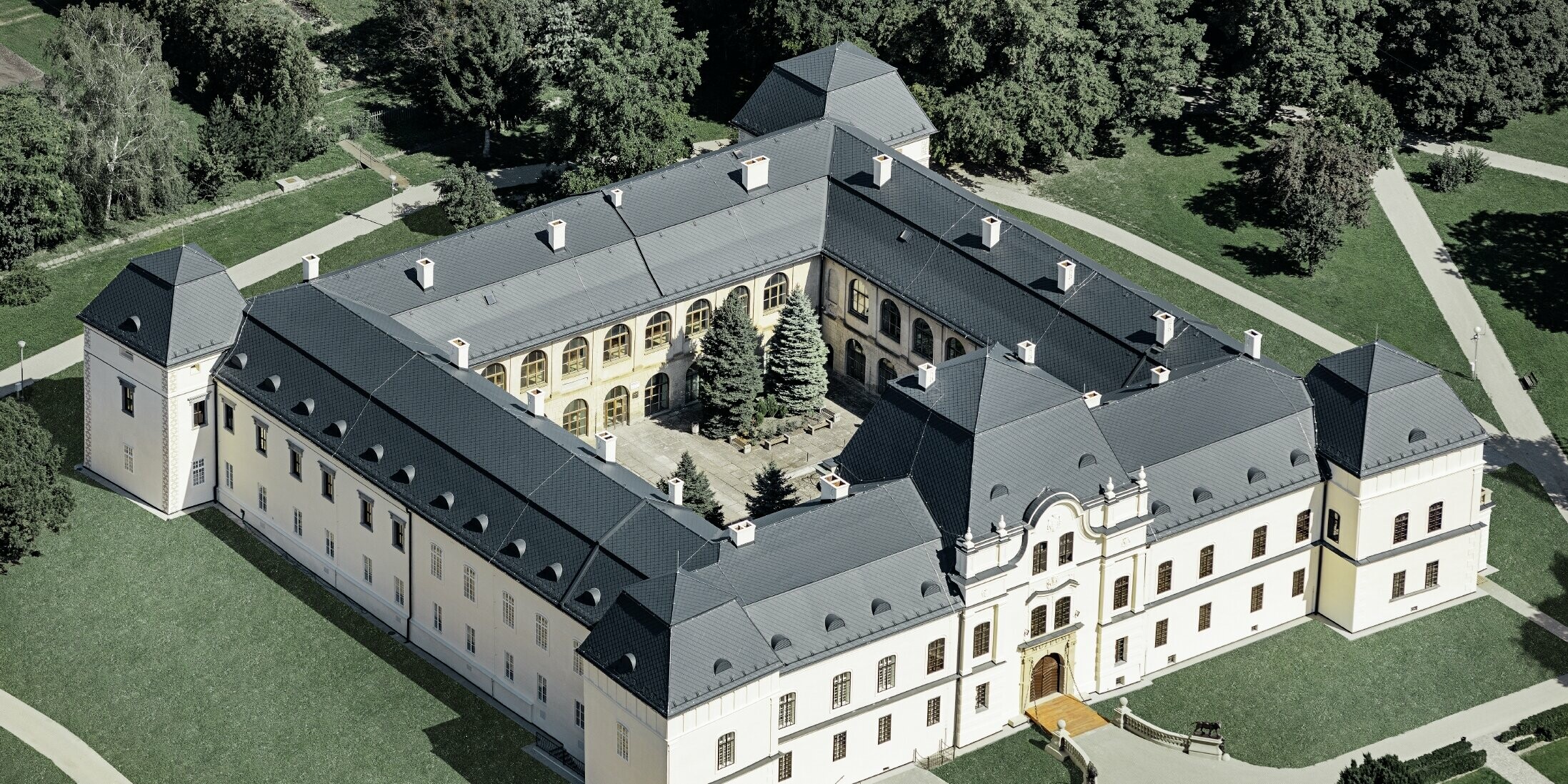 Schloss Humenné ist im Stil der Renaissance gebaut und wurde mit der PREFA Dachraute in anthrazit neu eingedeckt