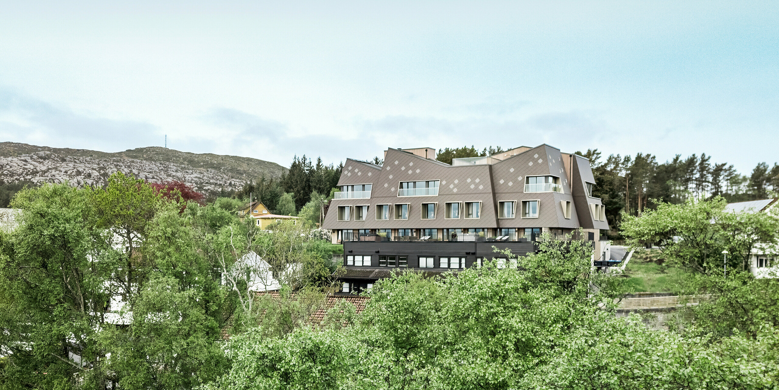 Une vue lointaine de l'hôtel-boutique Beckerwyc House à Bekkjarvik, en Norvège, niché dans un paysage verdoyant et vallonné. Le bâtiment au look futuriste est habillé de losanges de façade PREFA 44 × 44 couleur brun noisette, qui s'intègrent harmonieusement dans l'environnement rocheux. L'architecture extraordinaire de l'hôtel se distingue des maisons traditionnelles environnantes et pourtant, grâce à ses couleurs terreuses, elle se fond bien dans la nature.Une vue lointaine de l'hôtel-boutique Beckerwyc House à Bekkjarvik, en Norvège, niché dans un paysage verdoyant et vallonné. Le bâtiment au look futuriste est habillé de losanges de façade PREFA 44 × 44 couleur brun noisette, qui s'intègrent harmonieusement dans l'environnement rocheux. L'architecture extraordinaire de l'hôtel se distingue des maisons traditionnelles environnantes et pourtant, grâce à ses couleurs terreuses, elle se fond bien dans la nature.Une vue lointaine de l'hôtel-boutique Beckerwyc House à Bekkjarvik, en Norvège, niché dans un paysage verdoyant et vallonné. Le bâtiment au look futuriste est habillé de losanges de façade PREFA 44 × 44 couleur brun noisette, qui s'intègrent harmonieusement dans l'environnement rocheux. L'architecture extraordinaire de l'hôtel se distingue des maisons traditionnelles environnantes et pourtant, grâce à ses couleurs terreuses, elle se fond bien dans la nature.Une vue lointaine de l'hôtel-boutique Beckerwyc House à Bekkjarvik, en Norvège, niché dans un paysage verdoyant et vallonné. Le bâtiment au look futuriste est habillé de losanges de façade PREFA 44 × 44 couleur brun noisette, qui s'intègrent harmonieusement dans l'environnement rocheux. L'architecture extraordinaire de l'hôtel se distingue des maisons traditionnelles environnantes et pourtant, grâce à ses couleurs terreuses, elle se fond bien dans la nature.Une vue lointaine de l'hôtel-boutique Beckerwyc House à Bekkjarvik, en Norvège, niché dans un paysage verdoyant et vallonné. Le bâtiment au look futuriste est habillé de losanges de façade PREFA 44 × 44 couleur brun noisette, qui s'intègrent harmonieusement dans l'environnement rocheux. L'architecture extraordinaire de l'hôtel se distingue des maisons traditionnelles environnantes et pourtant, grâce à ses couleurs terreuses, elle se fond bien dans la nature.Une vue lointaine de l'hôtel-boutique Beckerwyc House à Bekkjarvik, en Norvège, niché dans un paysage verdoyant et vallonné. Le bâtiment au look futuriste est habillé de losanges de façade PREFA 44 × 44 couleur brun noisette, qui s'intègrent harmonieusement dans l'environnement rocheux. L'architecture extraordinaire de l'hôtel se distingue des maisons traditionnelles environnantes et pourtant, grâce à ses couleurs terreuses, elle se fond bien dans la nature.Une vue lointaine de l'hôtel-boutique Beckerwyc House à Bekkjarvik, en Norvège, niché dans un paysage verdoyant et vallonné. Le bâtiment au look futuriste est habillé de losanges de façade PREFA 44 × 44 couleur brun noisette, qui s'intègrent harmonieusement dans l'environnement rocheux. L'architecture extraordinaire de l'hôtel se distingue des maisons traditionnelles environnantes et pourtant, grâce à ses couleurs terreuses, elle se fond bien dans la nature.Une vue lointaine de l'hôtel-boutique Beckerwyc House à Bekkjarvik, en Norvège, niché dans un paysage verdoyant et vallonné. Le bâtiment au look futuriste est habillé de losanges de façade PREFA 44 × 44 couleur brun noisette, qui s'intègrent harmonieusement dans l'environnement rocheux. L'architecture extraordinaire de l'hôtel se distingue des maisons traditionnelles environnantes et pourtant, grâce à ses couleurs terreuses, elle se fond bien dans la nature.Une vue lointaine de l'hôtel-boutique Beckerwyc House à Bekkjarvik, en Norvège, niché dans un paysage verdoyant et vallonné. Le bâtiment au look futuriste est habillé de losanges de façade PREFA 44 × 44 couleur brun noisette, qui s'intègrent harmonieusement dans l'environnement rocheux. L'architecture extraordinaire de l'hôtel se distingue des maisons traditionnelles environnantes et pourtant, grâce à ses couleurs terreuses, elle se fond bien dans la nature.Une vue lointaine de l'hôtel-boutique Beckerwyc House à Bekkjarvik, en Norvège, niché dans un paysage verdoyant et vallonné. Le bâtiment au look futuriste est habillé de losanges de façade PREFA 44 × 44 couleur brun noisette, qui s'intègrent harmonieusement dans l'environnement rocheux. L'architecture extraordinaire de l'hôtel se distingue des maisons traditionnelles environnantes et pourtant, grâce à ses couleurs terreuses, elle se fond bien dans la nature.Une vue lointaine de l'hôtel-boutique Beckerwyc House à Bekkjarvik, en Norvège, niché dans un paysage verdoyant et vallonné. Le bâtiment au look futuriste est habillé de losanges de façade PREFA 44 × 44 couleur brun noisette, qui s'intègrent harmonieusement dans l'environnement rocheux. L'architecture extraordinaire de l'hôtel se distingue des maisons traditionnelles environnantes et pourtant, grâce à ses couleurs terreuses, elle se fond bien dans la nature.Une vue lointaine de l'hôtel-boutique Beckerwyc House à Bekkjarvik, en Norvège, niché dans un paysage verdoyant et vallonné. Le bâtiment au look futuriste est habillé de losanges de façade PREFA 44 × 44 couleur brun noisette, qui s'intègrent harmonieusement dans l'environnement rocheux. L'architecture extraordinaire de l'hôtel se distingue des maisons traditionnelles environnantes et pourtant, grâce à ses couleurs terreuses, elle se fond bien dans la nature.Une vue lointaine de l'hôtel-boutique Beckerwyc House à Bekkjarvik, en Norvège, niché dans un paysage verdoyant et vallonné. Le bâtiment au look futuriste est habillé de losanges de façade PREFA 44 × 44 couleur brun noisette, qui s'intègrent harmonieusement dans l'environnement rocheux. L'architecture extraordinaire de l'hôtel se distingue des maisons traditionnelles environnantes et pourtant, grâce à ses couleurs terreuses, elle se fond bien dans la nature.Une vue lointaine de l'hôtel-boutique Beckerwyc House à Bekkjarvik, en Norvège, niché dans un paysage verdoyant et vallonné. Le bâtiment au look futuriste est habillé de losanges de façade PREFA 44 × 44 couleur brun noisette, qui s'intègrent harmonieusement dans l'environnement rocheux. L'architecture extraordinaire de l'hôtel se distingue des maisons traditionnelles environnantes et pourtant, grâce à ses couleurs terreuses, elle se fond bien dans la nature.Une vue lointaine de l'hôtel-boutique Beckerwyc House à Bekkjarvik, en Norvège, niché dans un paysage verdoyant et vallonné. Le bâtiment au look futuriste est habillé de losanges de façade PREFA 44 × 44 couleur brun noisette, qui s'intègrent harmonieusement dans l'environnement rocheux. L'architecture extraordinaire de l'hôtel se distingue des maisons traditionnelles environnantes et pourtant, grâce à ses couleurs terreuses, elle se fond bien dans la nature.Une vue lointaine de l'hôtel-boutique Beckerwyc House à Bekkjarvik, en Norvège, niché dans un paysage verdoyant et vallonné. Le bâtiment au look futuriste est habillé de losanges de façade PREFA 44 × 44 couleur brun noisette, qui s'intègrent harmonieusement dans l'environnement rocheux. L'architecture extraordinaire de l'hôtel se distingue des maisons traditionnelles environnantes et pourtant, grâce à ses couleurs terreuses, elle se fond bien dans la nature.Une vue lointaine de l'hôtel-boutique Beckerwyc House à Bekkjarvik, en Norvège, niché dans un paysage verdoyant et vallonné. Le bâtiment au look futuriste est habillé de losanges de façade PREFA 44 × 44 couleur brun noisette, qui s'intègrent harmonieusement dans l'environnement rocheux. L'architecture extraordinaire de l'hôtel se distingue des maisons traditionnelles environnantes et pourtant, grâce à ses couleurs terreuses, elle se fond bien dans la nature.