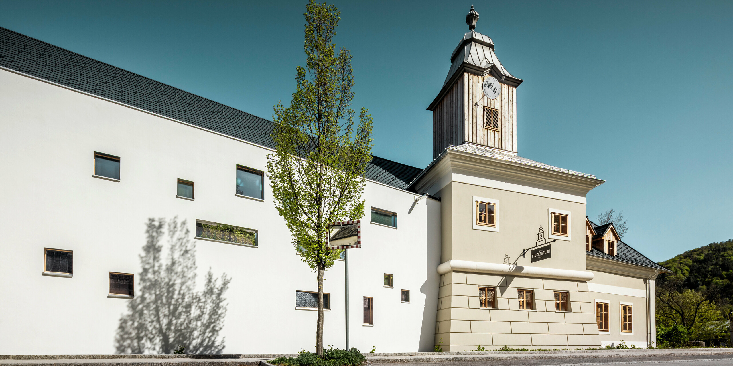 Le toit de l'hôtel Glockenturm à Marktl près de Lilienfeld a été recouvert de bardeaux PREFA en anthracite P.10. Le système de drainage du toit PREFA du bâtiment reste naturel. Non loin de l'hôtel Glockenturm se trouve le Leopold - notre auberge. Le bâtiment du restaurant a également été recouvert de produits PREFA.