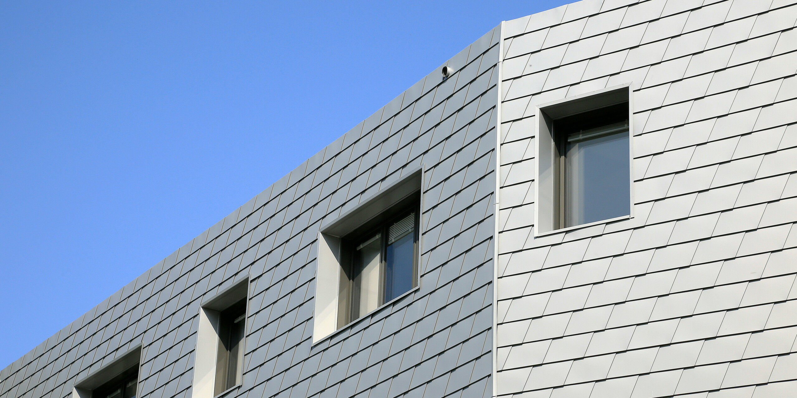 La bordure du bâtiment à l'arrière du centre de santé du Landreau est recouverte de bardeaux de façade en aluminium de petit format