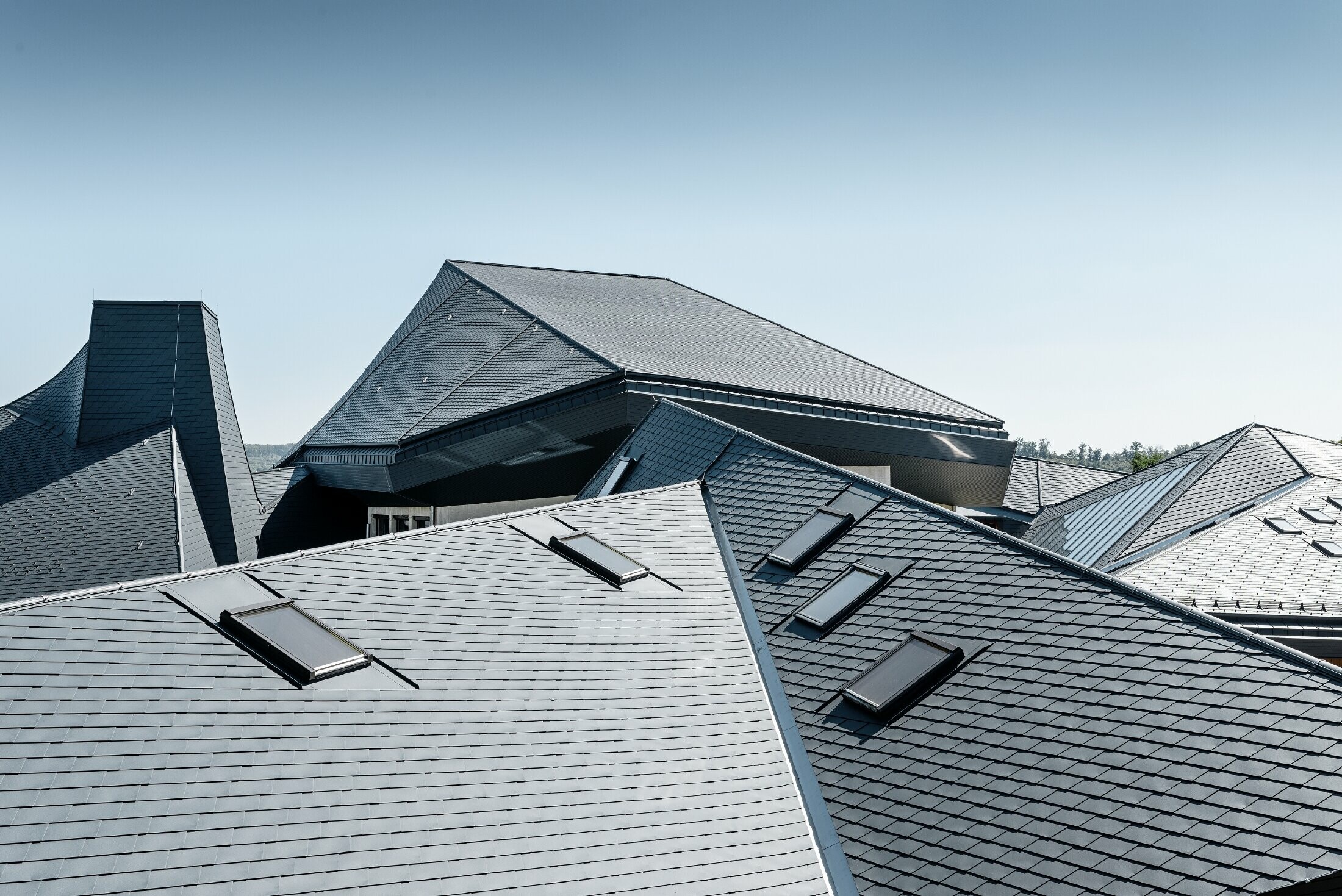 École Waldorf de Heidenheim au toit rénové — L’importante toiture aux nombreux angles, recoins et inclinaisons a été réalisée avec des bardeaux PREFA anthracite