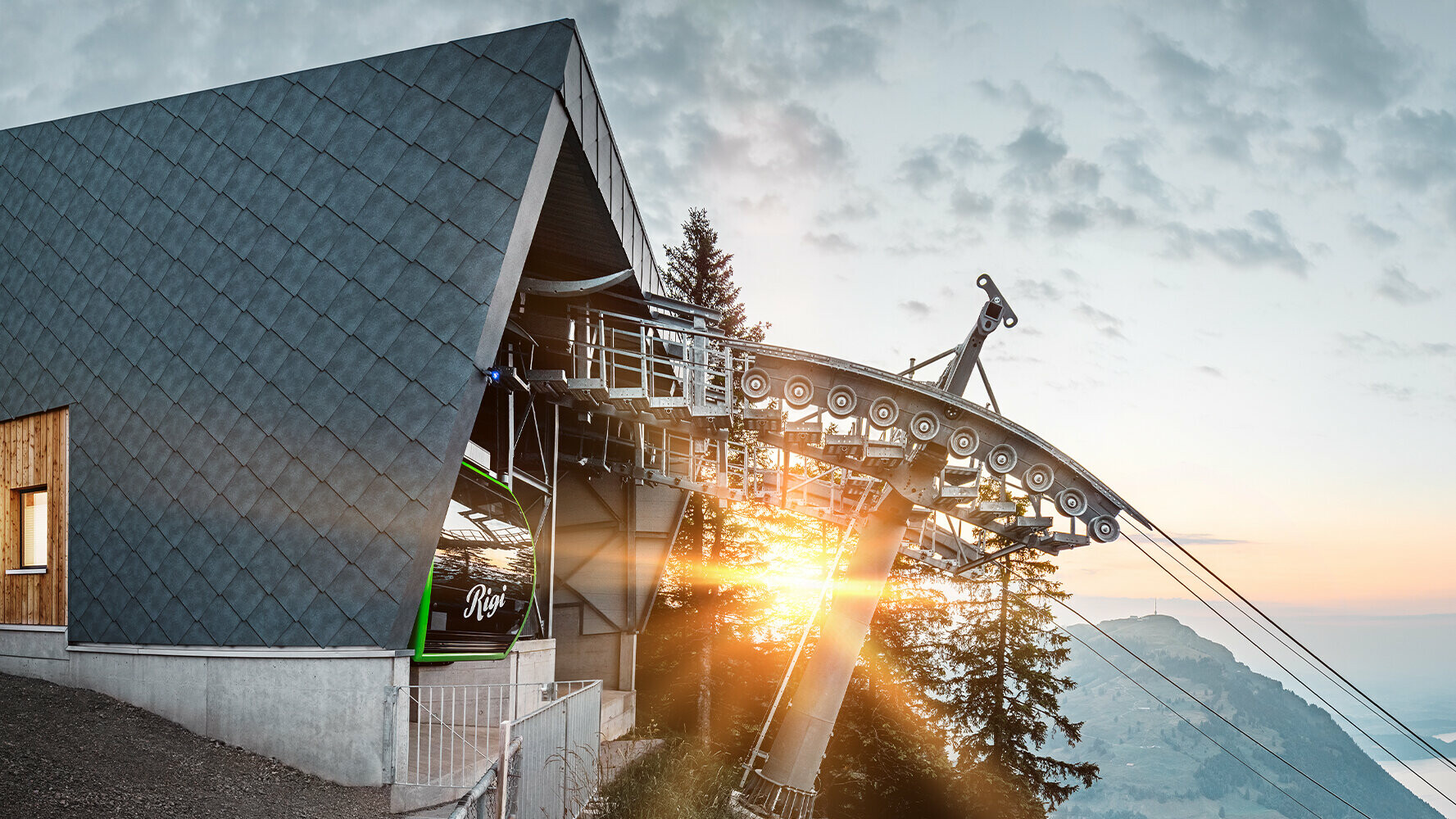 La toiture et la façade d'une station de téléphérique en Suisse au couché du soleil