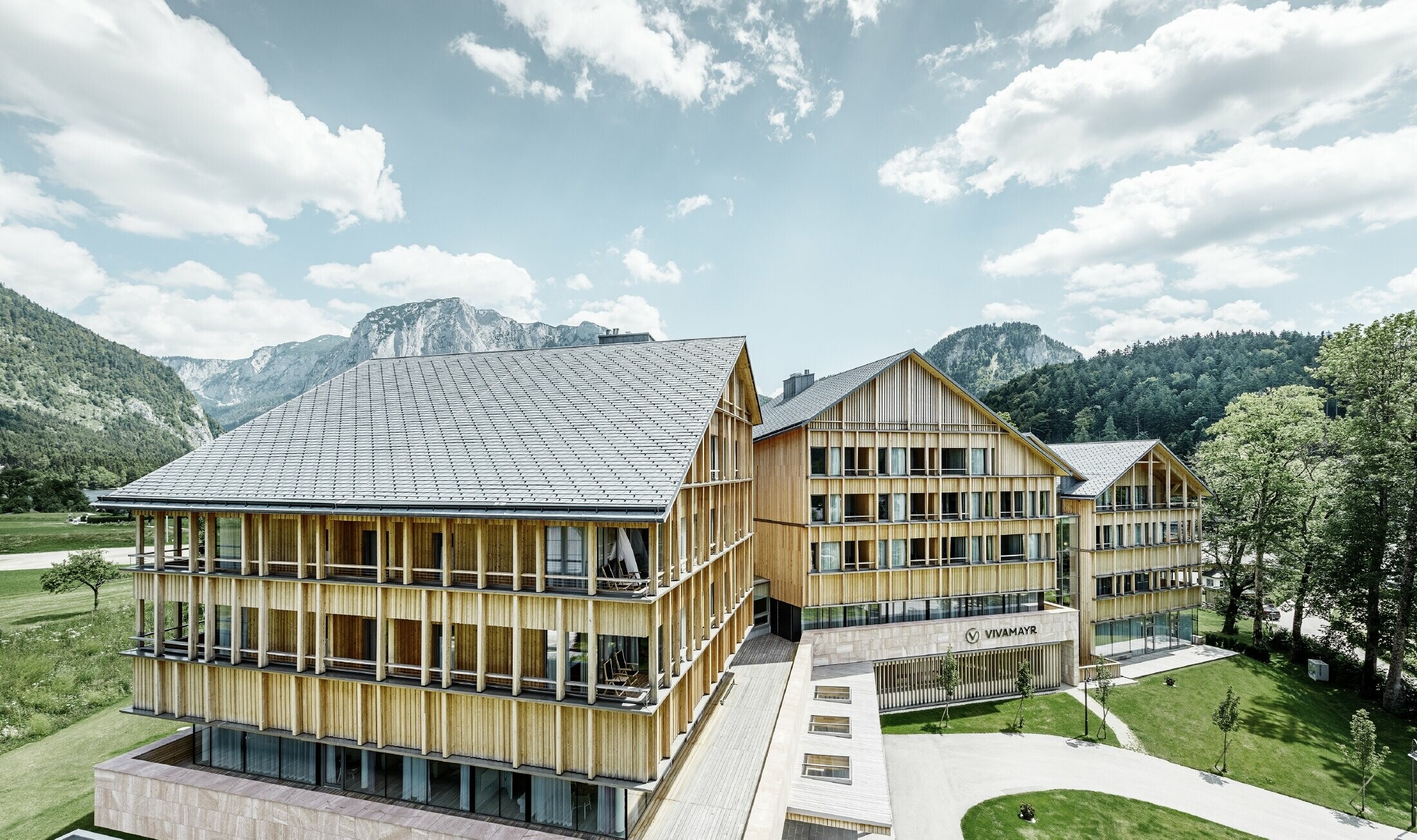 Hôtel Vivamayr à Altaussee, avec façade en bois et toit en bardeaux PREFA