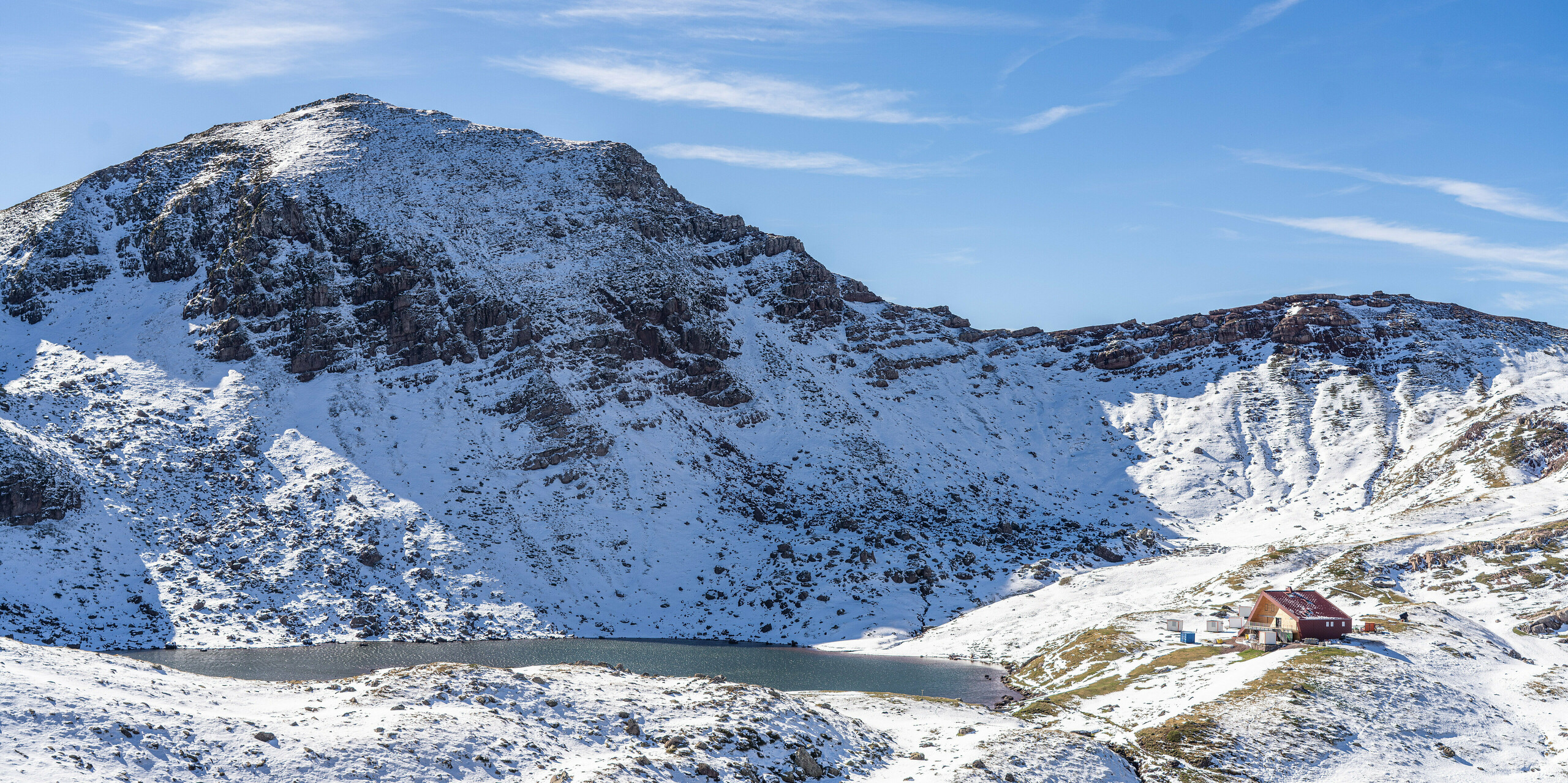 Paysage de montagne fantastique avec neige et ciel bleu autour du refuge d'Arlet dans le Parc National des Pyrénées