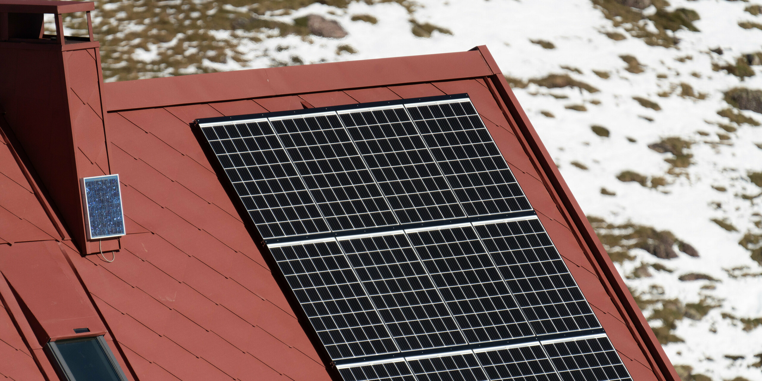 Vue plongeante du refuge d'Arlet dans le Parc National des Pyrénées avec installation photovoltaïque et losanges de toiture PREFA 44x44 en P.10 rouge oxydeen toiture