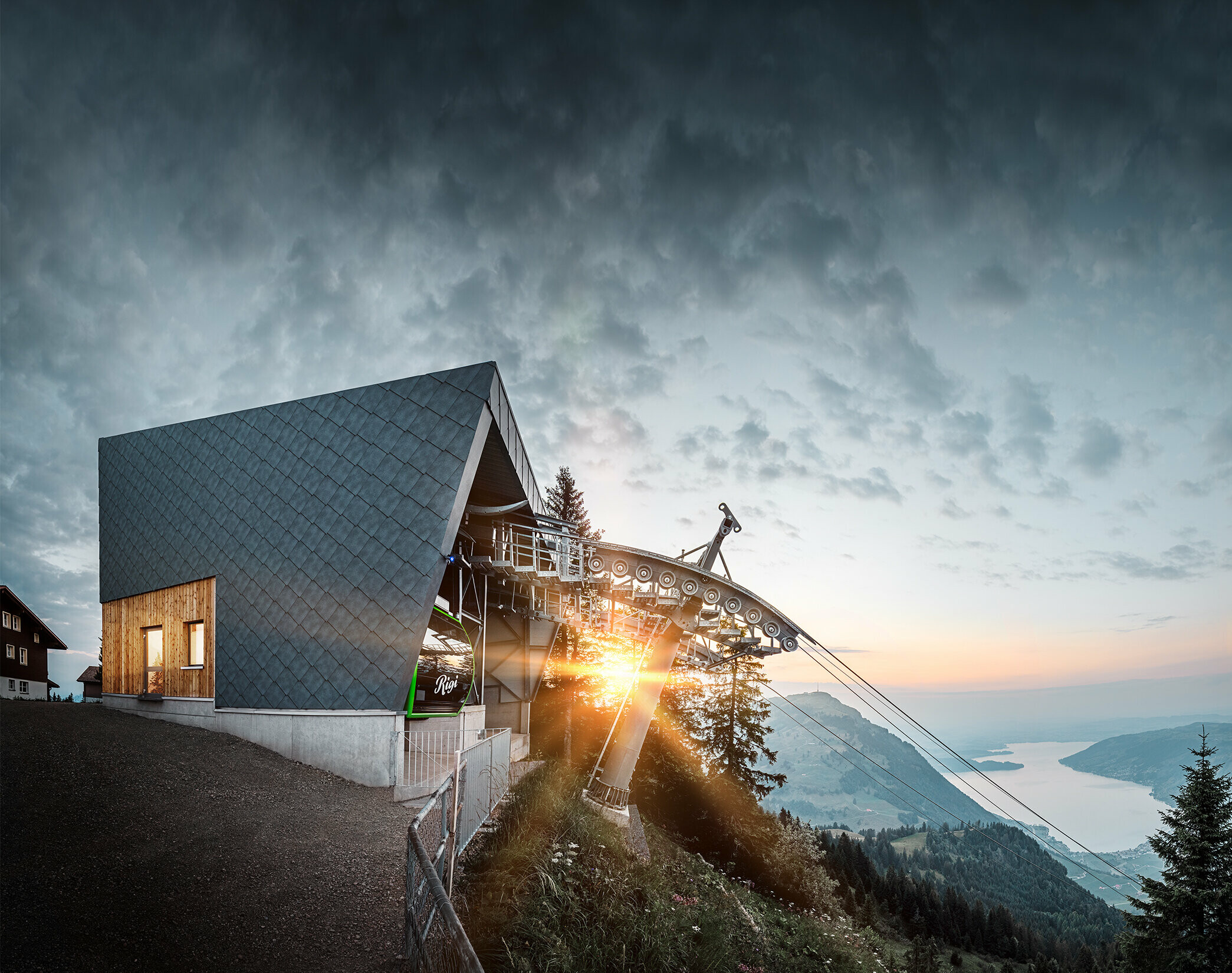 La gare d’arrivée du téléphérique du Rigi Scheidegg à l’aube. La gare d’arrivée rénovée a été recouverte de losanges de façade 44 × 44 PREFA couleur P.10 gris pierre.