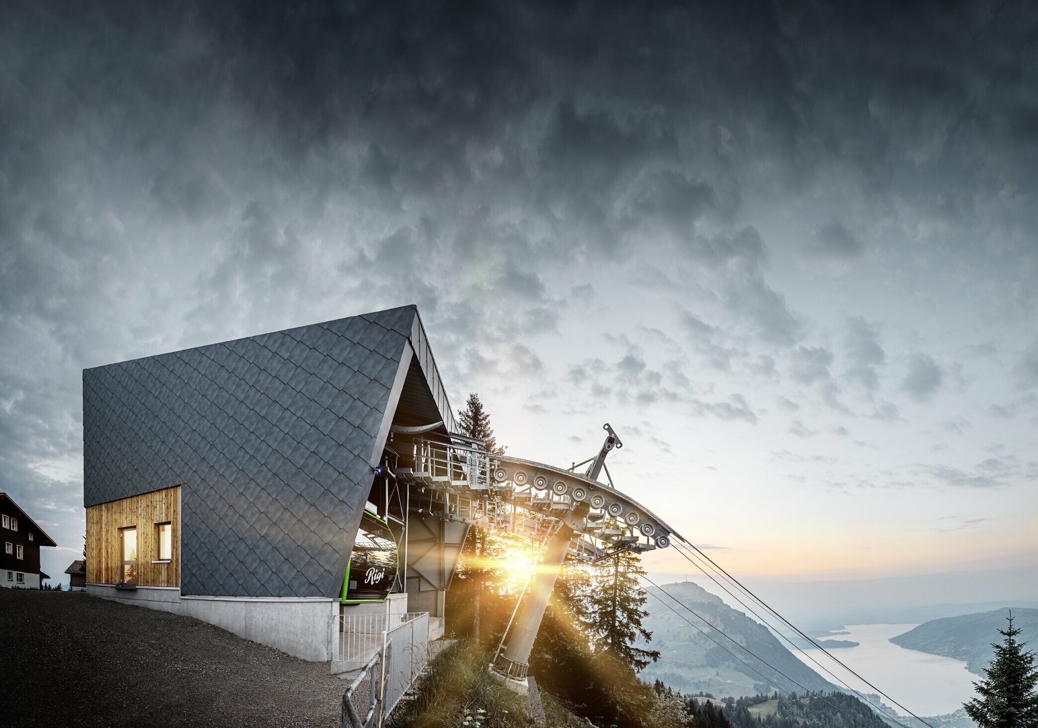 Die Bergstation der Rigi Bahn Scheidegg bei Sonnenaufgang. Die neu sanierte Bergstation wurde mit der PREFA Wandraute 44 × 44 in P.10 Steingrau eingekleidet.