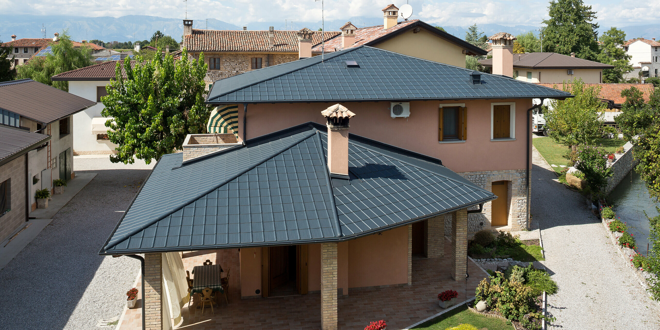 Villa italienne avec toit en pavillon typique et tuiles PREFA P.10 anthracite