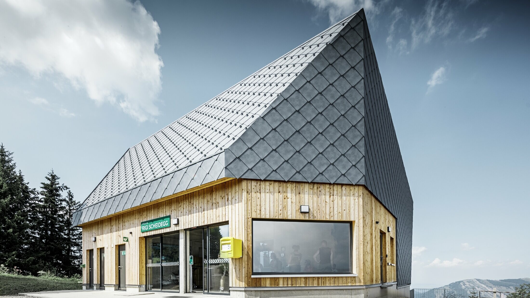 Bergstation der Rigi Bahn Scheidegg in Goldau, Schweiz. Das Dach und ein Teil der Fassade wurde mit der Dach- und Wandraute 44 × 44 in P.10 Steingrau eingedeckt.