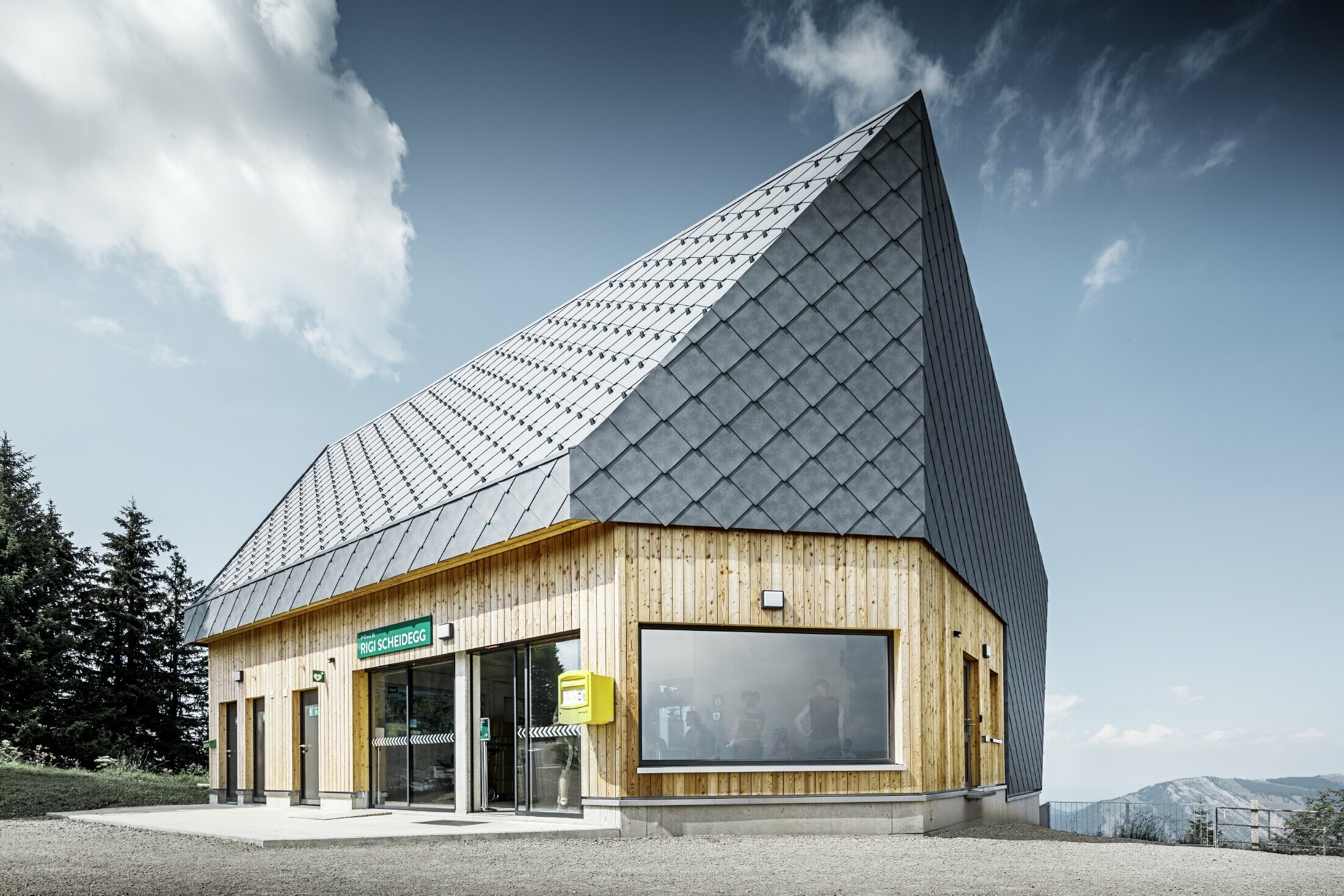 Gare d’arrivée du téléphérique du Rigi Scheidegg à Goldau, en Suisse. La toiture et une partie de la façade ont été recouvertes de losanges de toiture et de façade 44 × 44 en P.10 gris pierre.