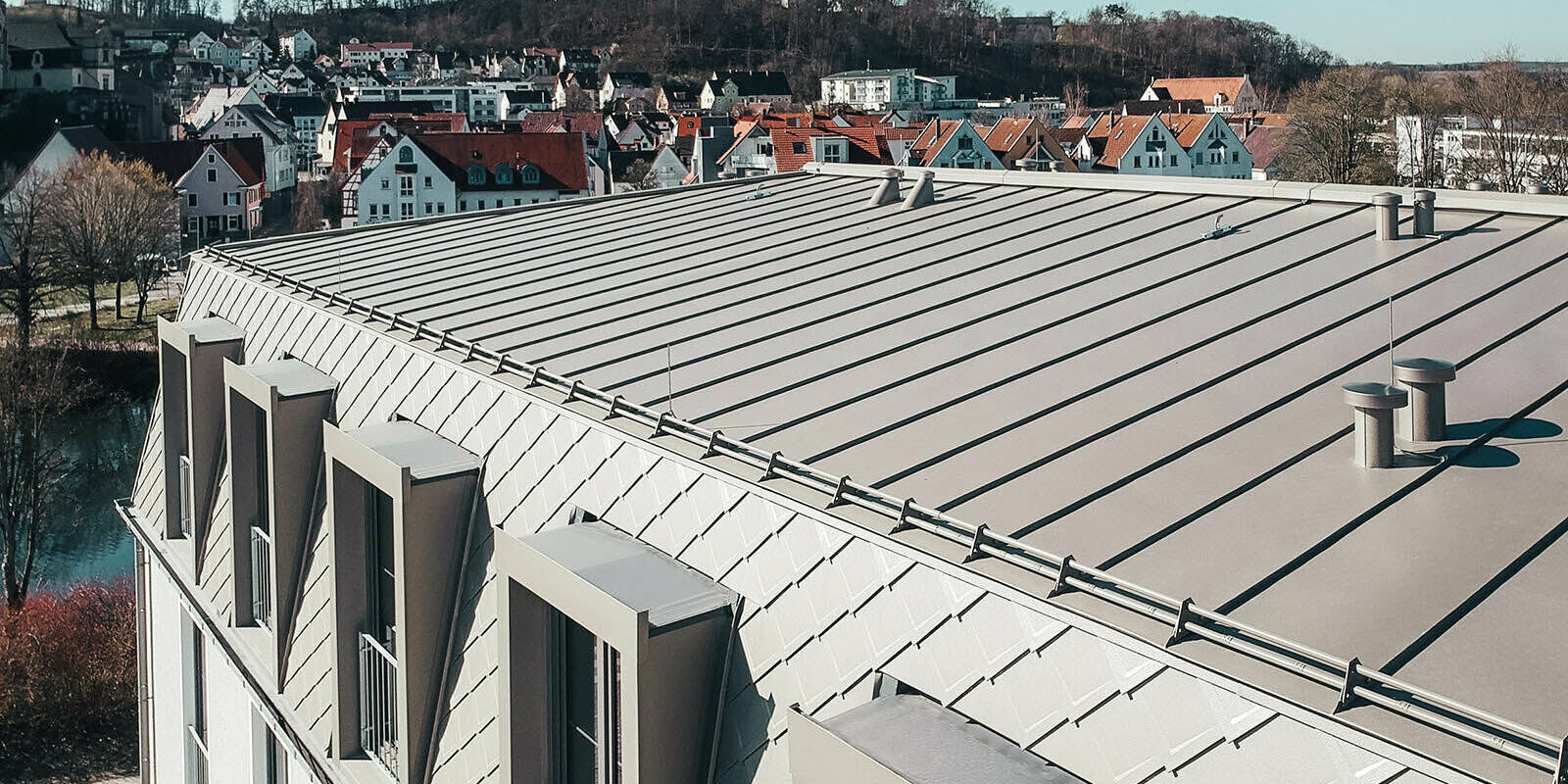 Anblick der Dachfläche mit den PREFA Dach- und Wandrauten sowie den Prefalz-Dachbahnen. 