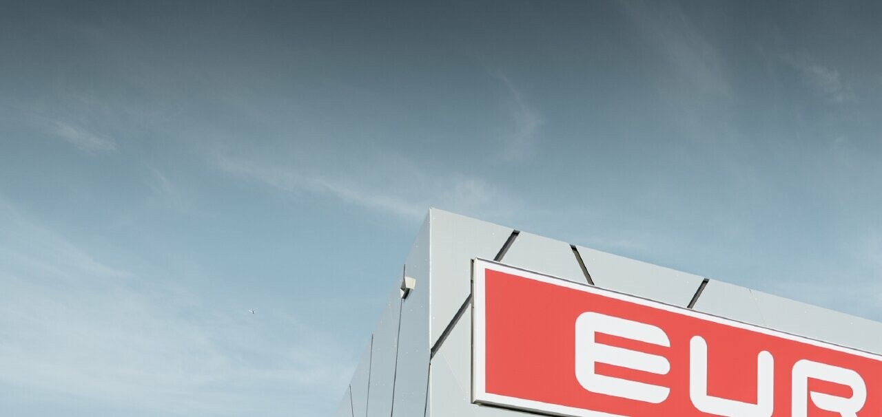 Arrière de la nouvelle filiale Eurospar de Wels ; la façade a été habillée avec le panneau composite en aluminium de PREFA dans la couleur unique argent doré.