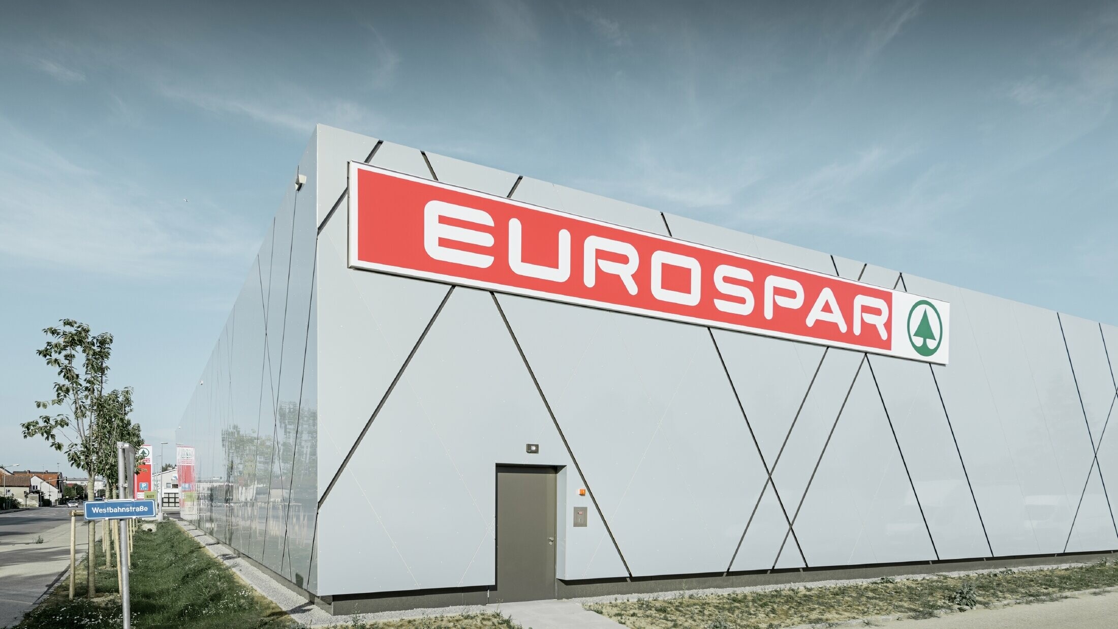 Rückseite der neuen Eurospar Filiale in Wels; Die Fassade wurde mit der Aluminium Verbundplatte von PREFA in der einzigartigen Farbe silver gold verkleidet.