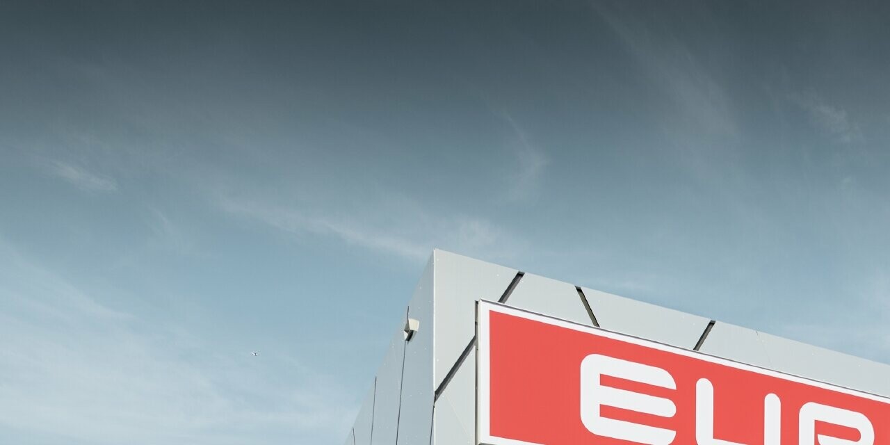 Arrière de la nouvelle filiale Eurospar de Wels ; la façade a été habillée avec le panneau composite en aluminium de PREFA dans la couleur unique argent doré.