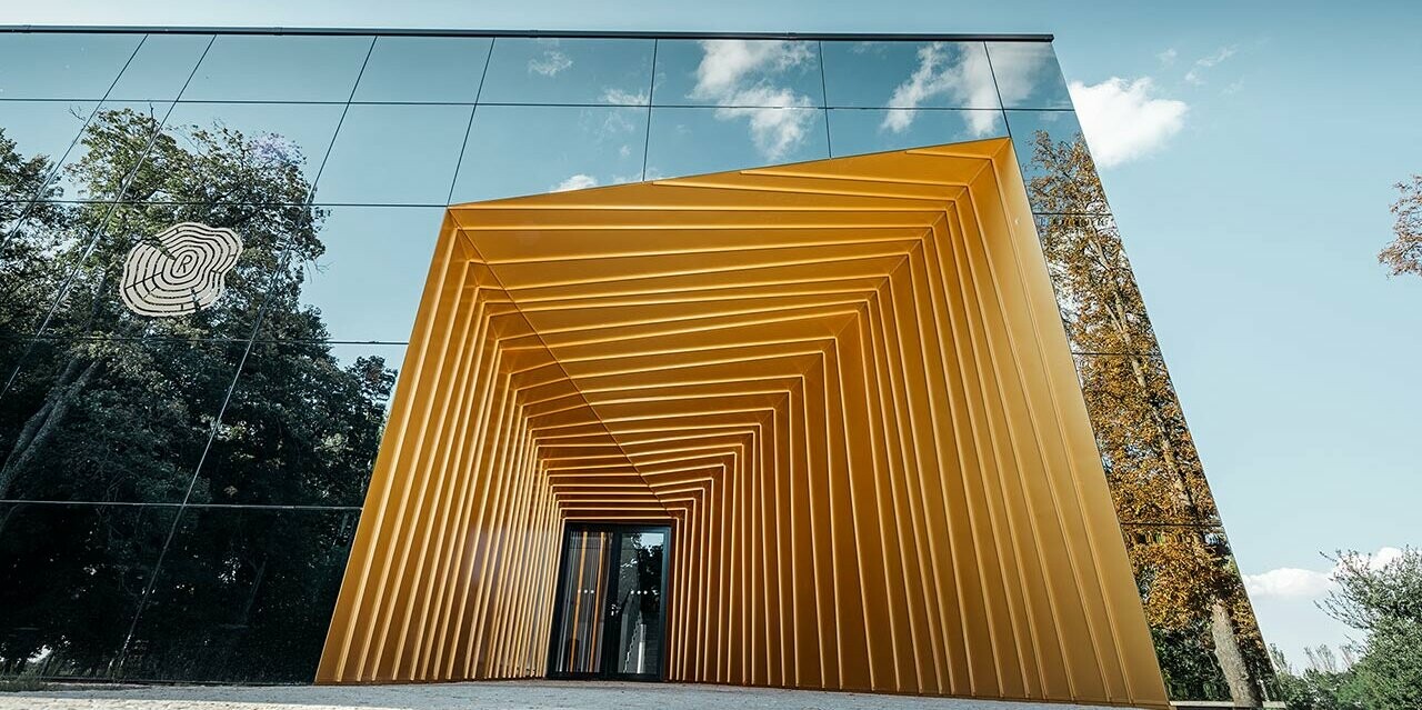 Neu gebautes Weingut Rúbaň mit großen Glasflächen und einer Aluminiumfassade in mayagold