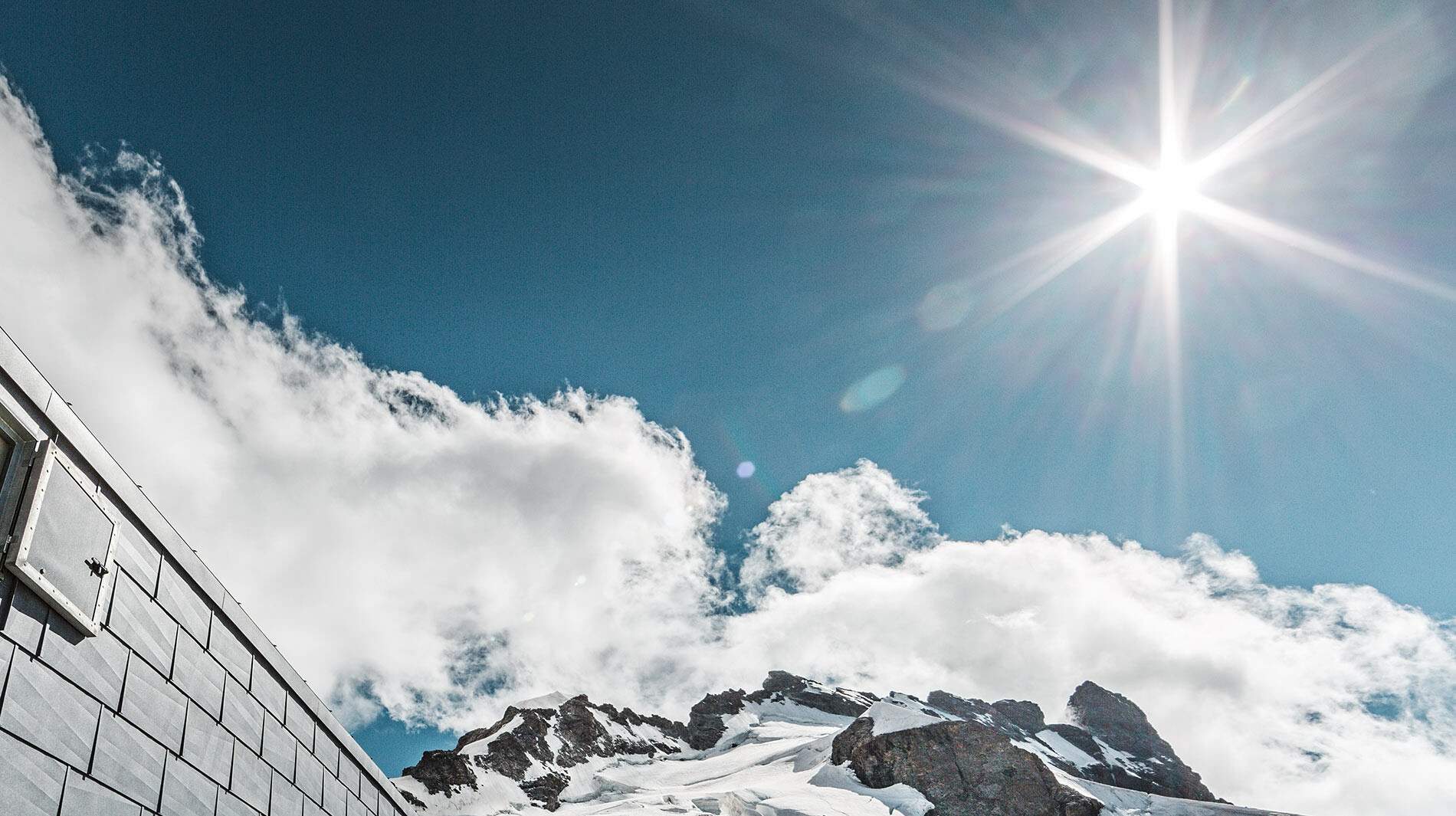 Photo du soleil, symbolisant l’énergie solaire et la toiture solaire PREFA.