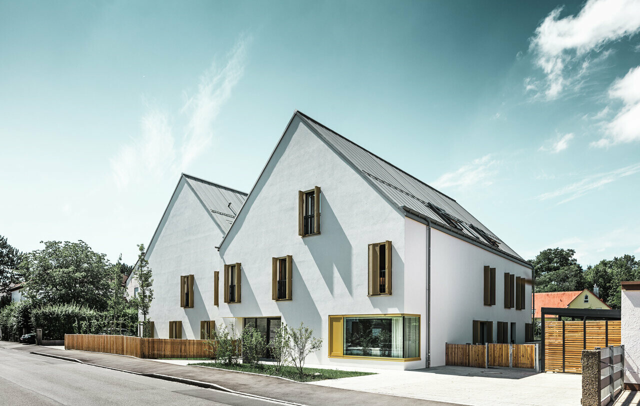 Zijaanzicht van het woongebouw in Augsburg, bekleed met Prefalz in de kleur P.10 zinkgrijs