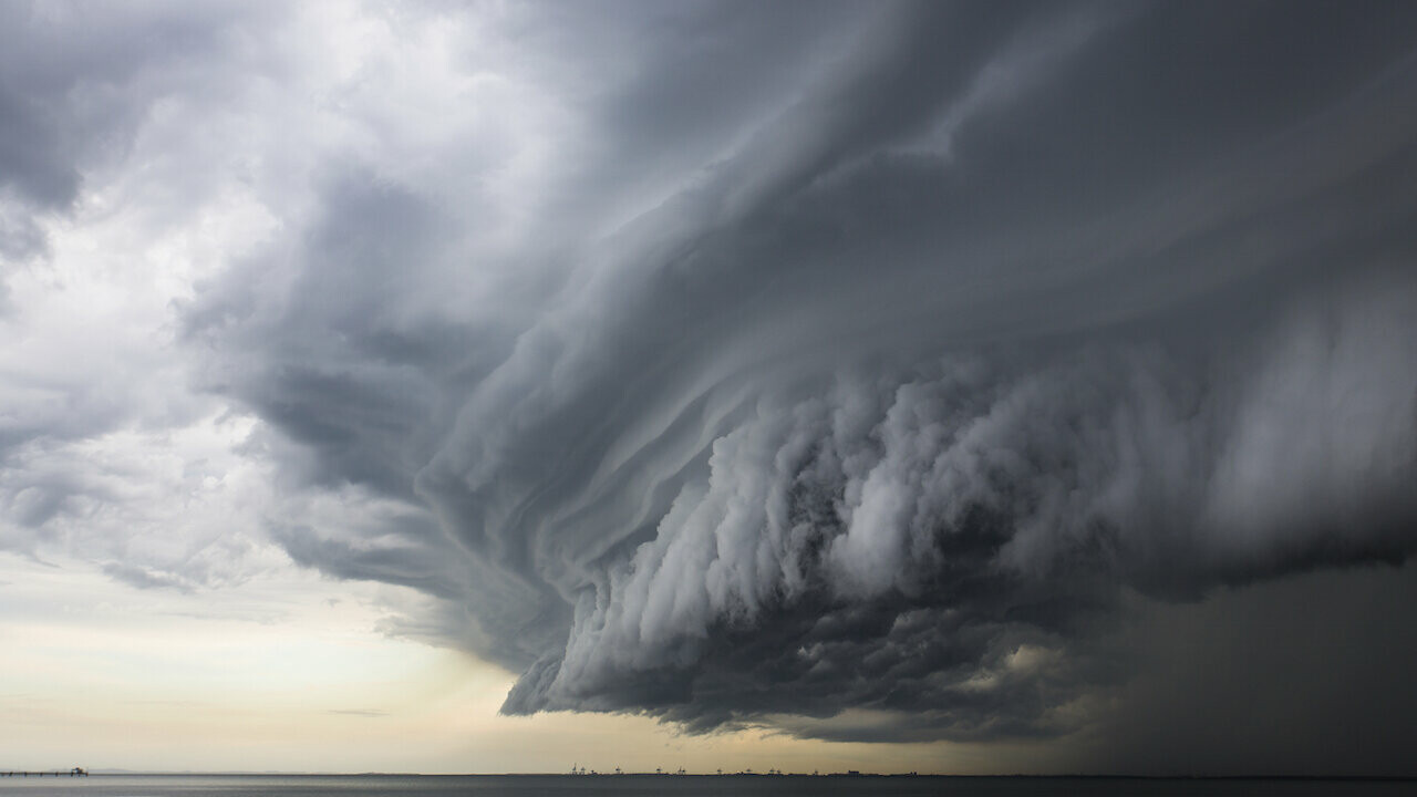 Une tempête se lève. Le ciel est rempli par des nuages sombres et menaçant. 