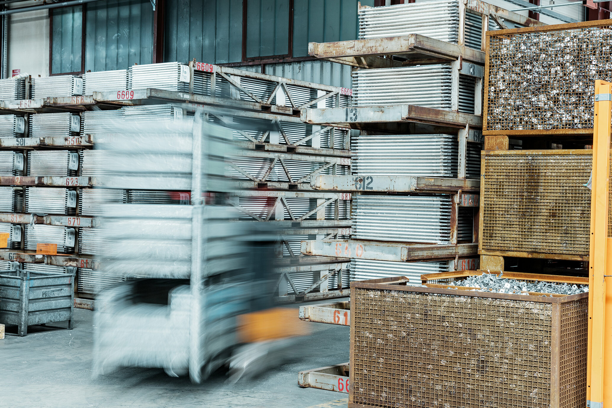 Photo de lisses dans l’entrepôt d'aluminium PREFA avec emballages