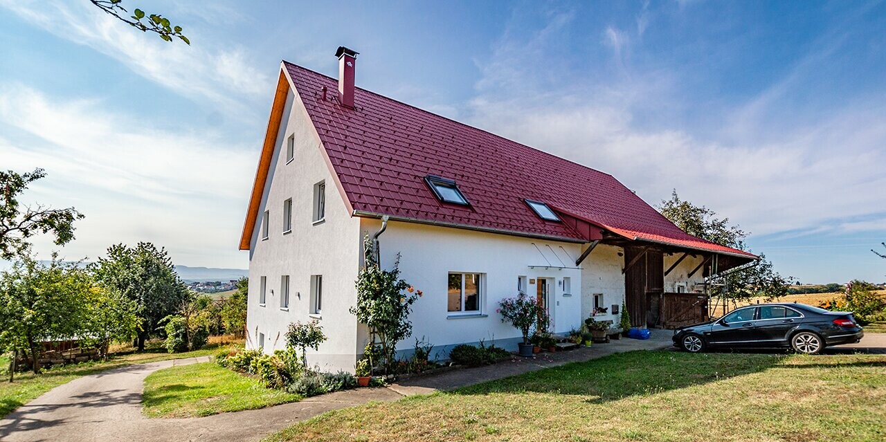 Alter kleiner Bauernhof am Land, schön saniert mit der PREFA Dachplatt in Oxydrot.