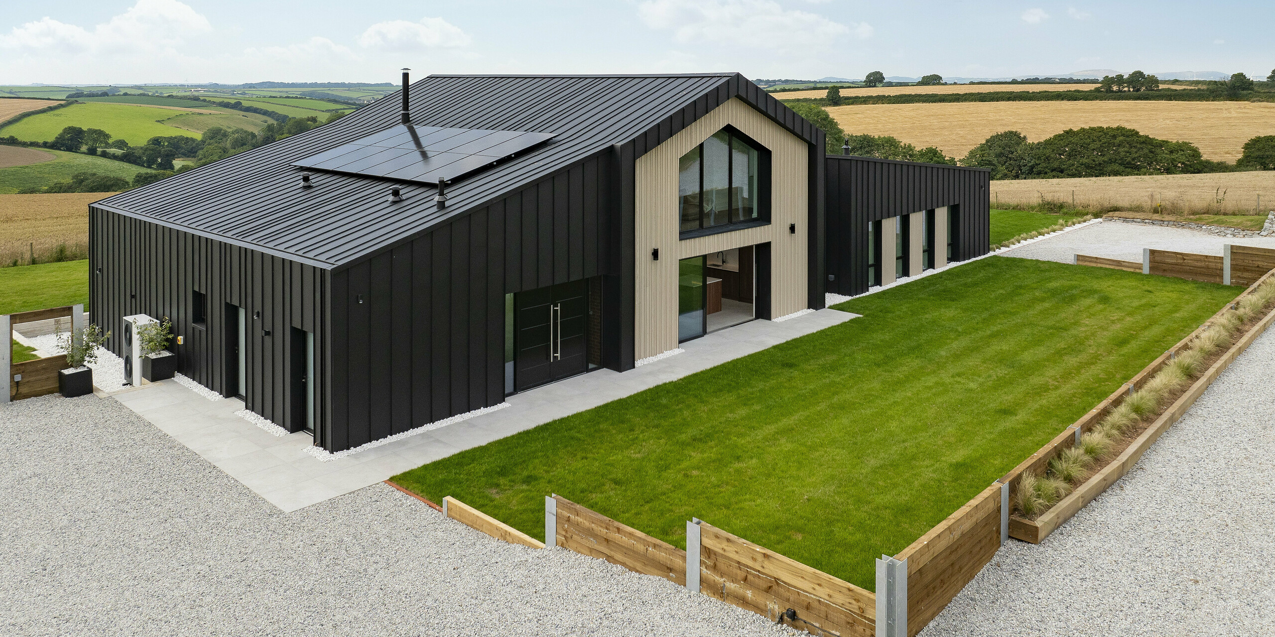 La maison individuelle « The Hide » à Cornwall, avec son design clair et son élégante toiture à joint debout PREFALZ, s'intègre parfaitement dans le paysage idyllique. Les surfaces en aluminium de couleur anthracite forment un contraste saisissant avec les champs environnants et soulignent l'architecture moderne.