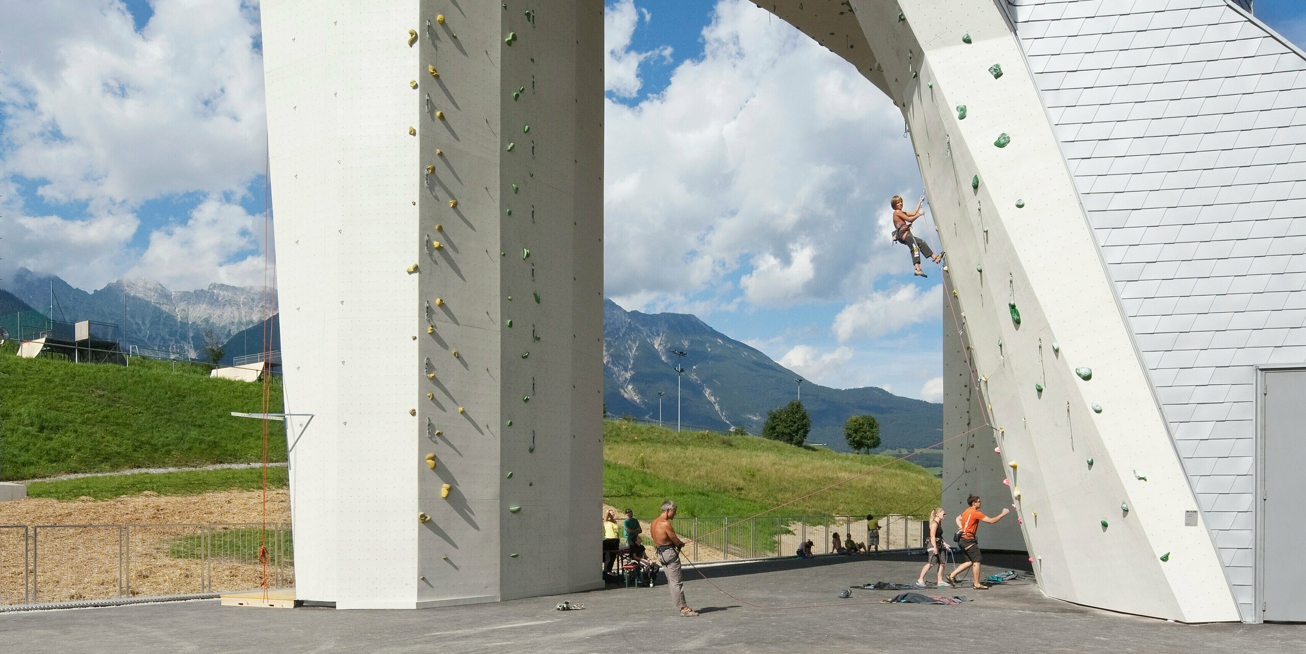 Kletterturm Imst mit einer Höhe von über 20m besticht durch Aluminiumrücken