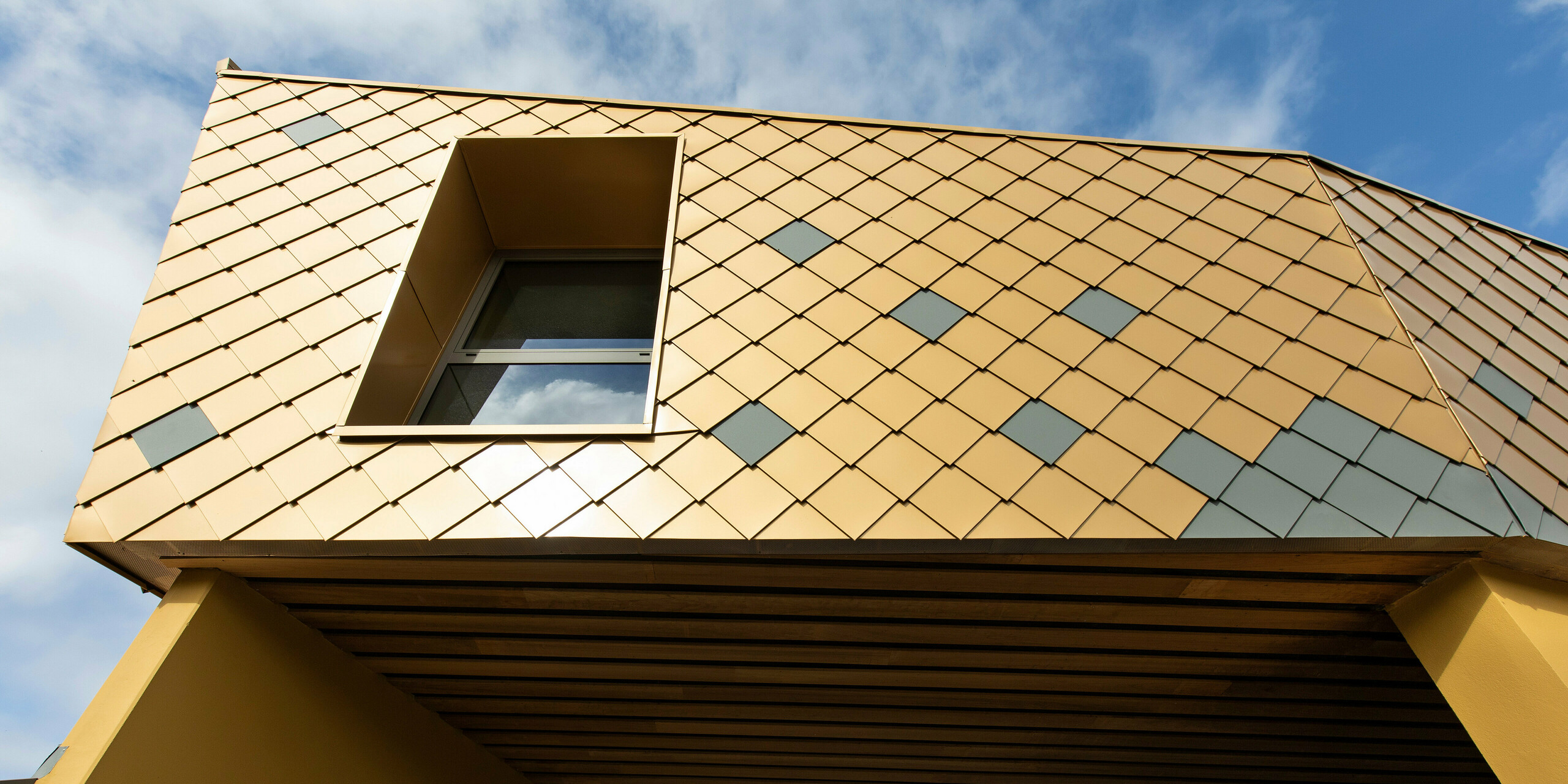 Vue détaillée de la façade de l'école primaire Pierre-Buffière avec losanges d façade PREFA 29×29 en gris souris P.10 et or maya gold