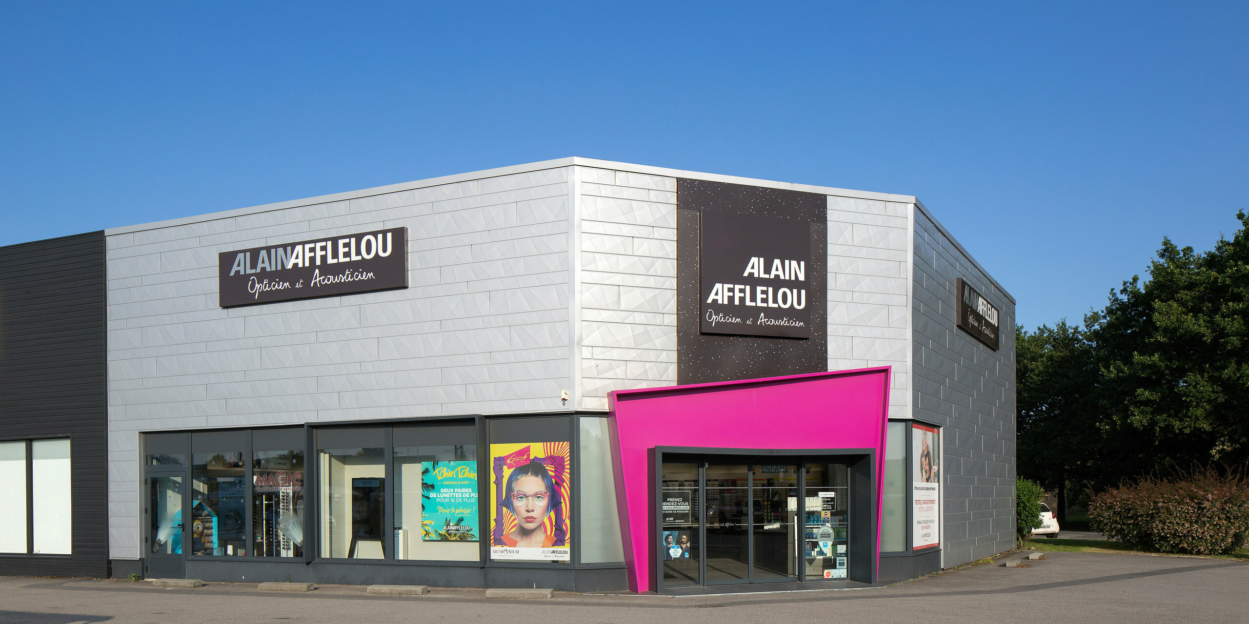 Vue de face du magasin AFFLELOU à Auray avec une façade scintillante composée de PREFA Siding.X en argent métallisé