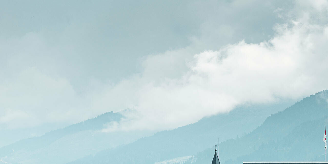 Château de Mittersill entouré d’arbres et de montagnes — Toiture rénovée avec des bandes Prefalz de couleur gris pierre