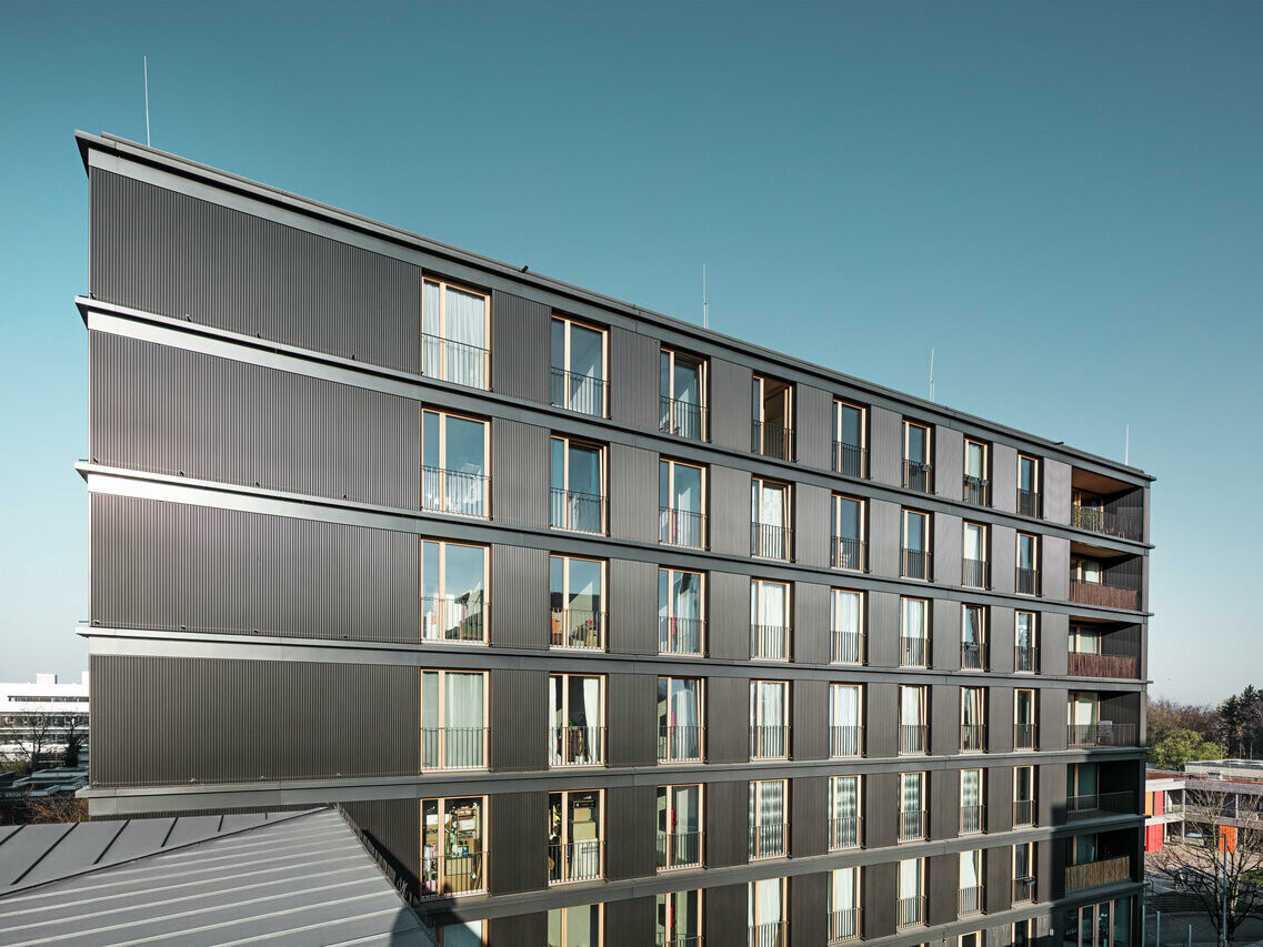 Prise de vue du bâtiment multifonctionnel recouvert de PREFA à Fribourg en Allemagne.