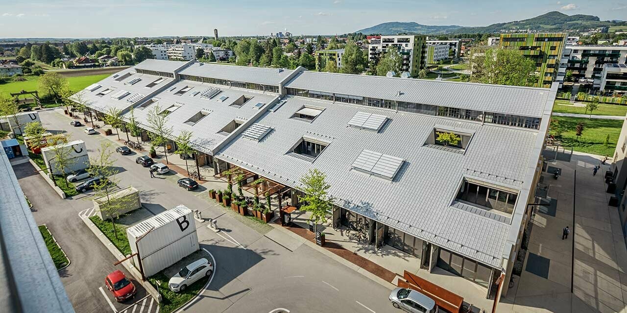 Aufnahme der Panzerhalle in Salzburg aus der Vogelperspektive; Das Dach wurde mit der PREFA Dachplatte in Silbermetallic neu eingedeckt.