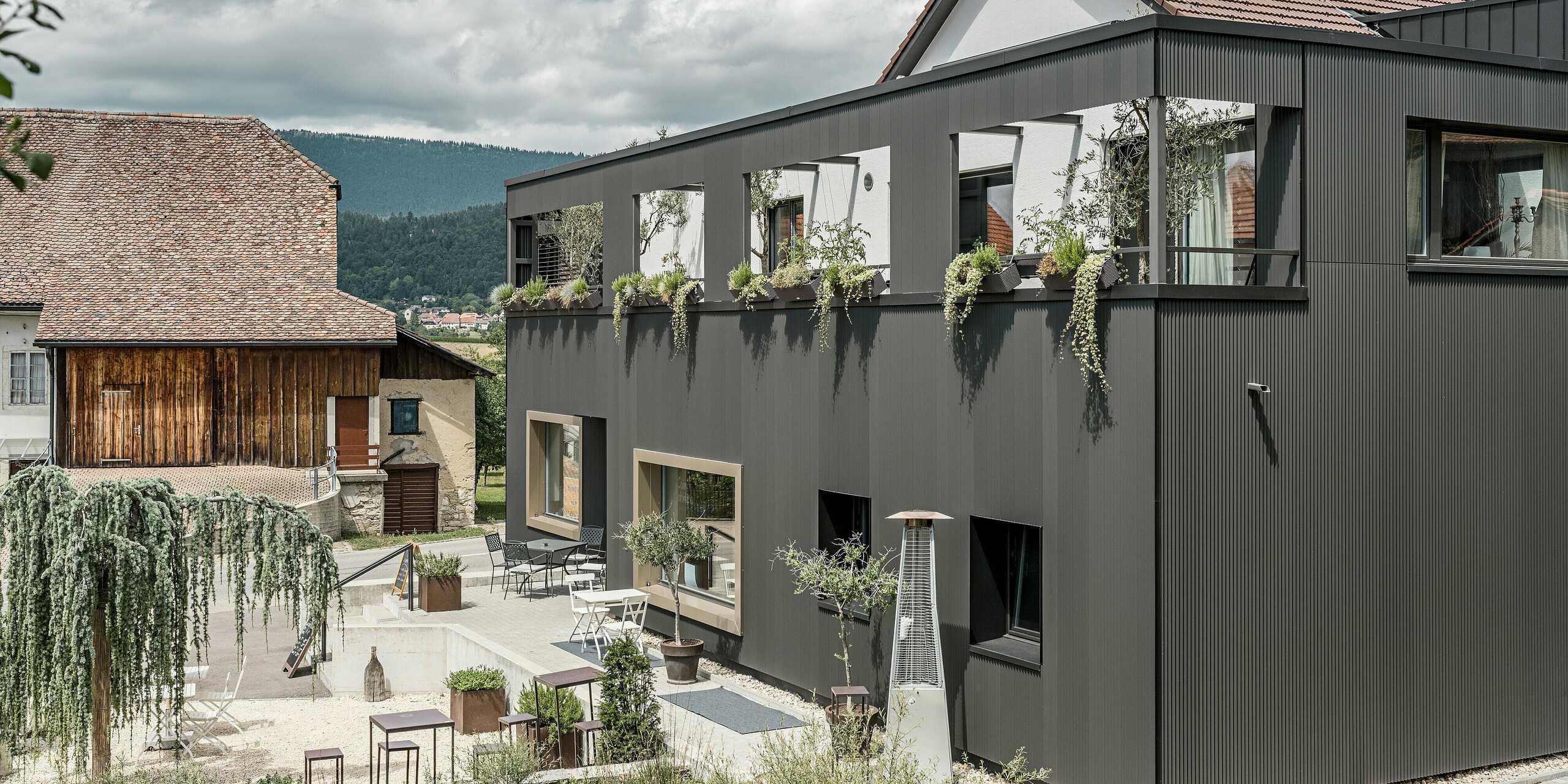 PREFA Zackenprofil in der Sonderfarbe Schwarzgrau auf dem Hôtel de l’Ours in Prêles, Schweiz