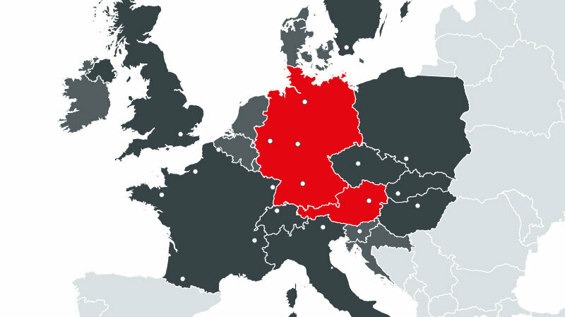 Landkarte mit allen europäischen Ländern in denen PREFA geschäftlich aktiv ist, in Rot die beiden Produktionsstandorte Österreich und Deutschland