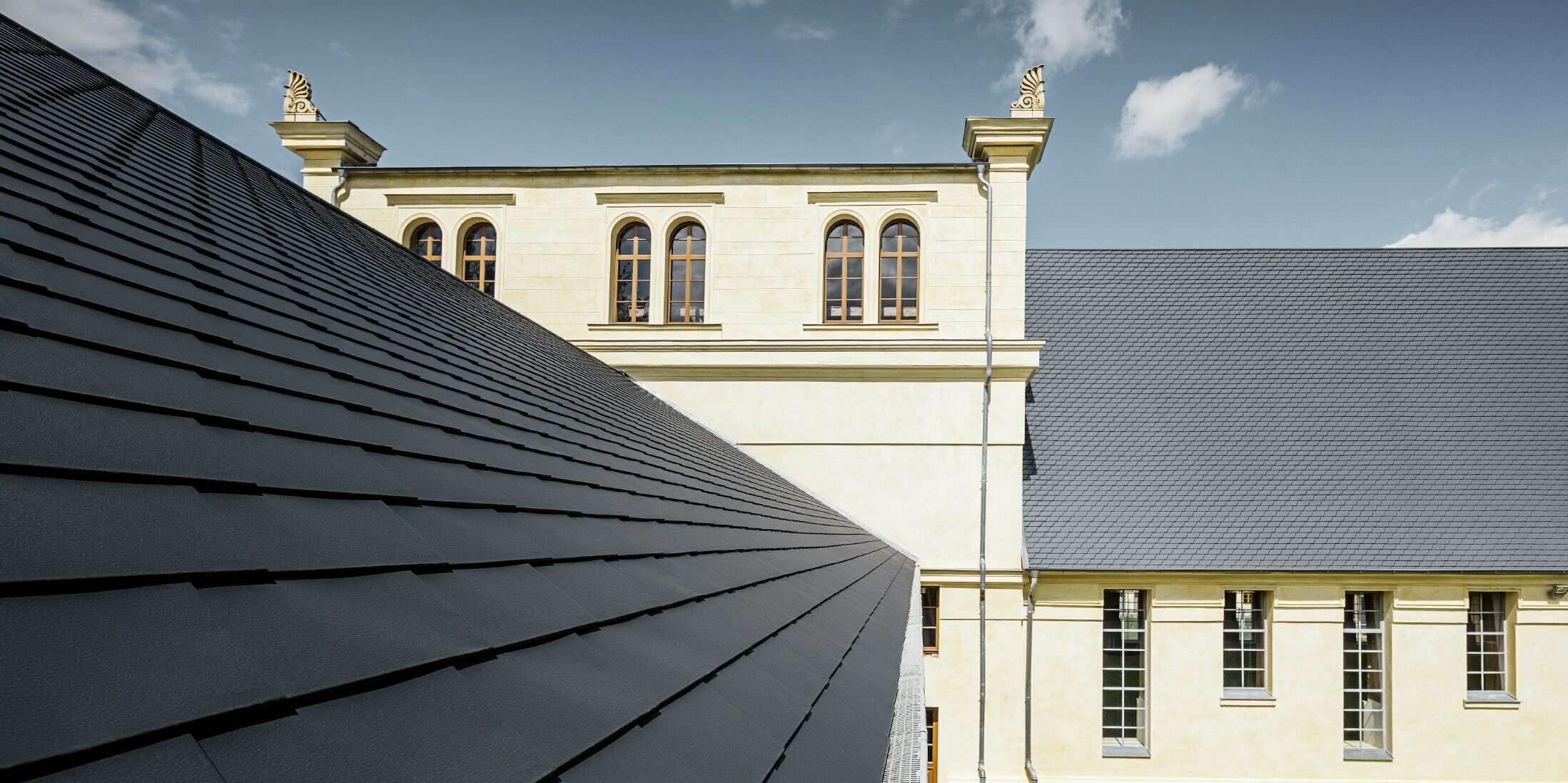 Detailaufnahme des neuen Daches des Marstalls in Basedow; Das Dach wurde saniert mit der PREFA Dachschindel in Anthrazit.