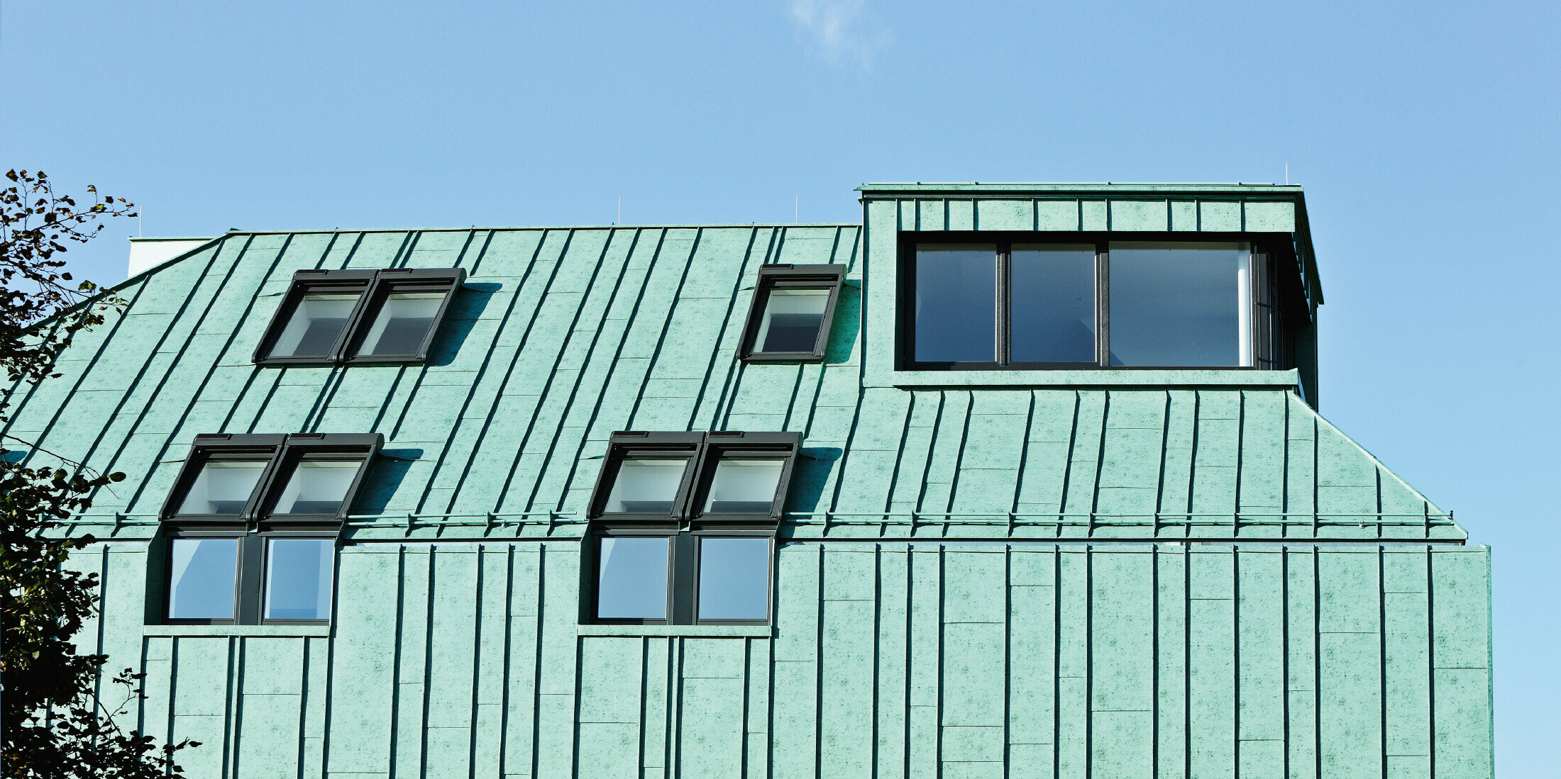 Conception de toit et de façade avec PREFALZ couleur vert-de-gris de PREFA, avec différentes largeurs de bac