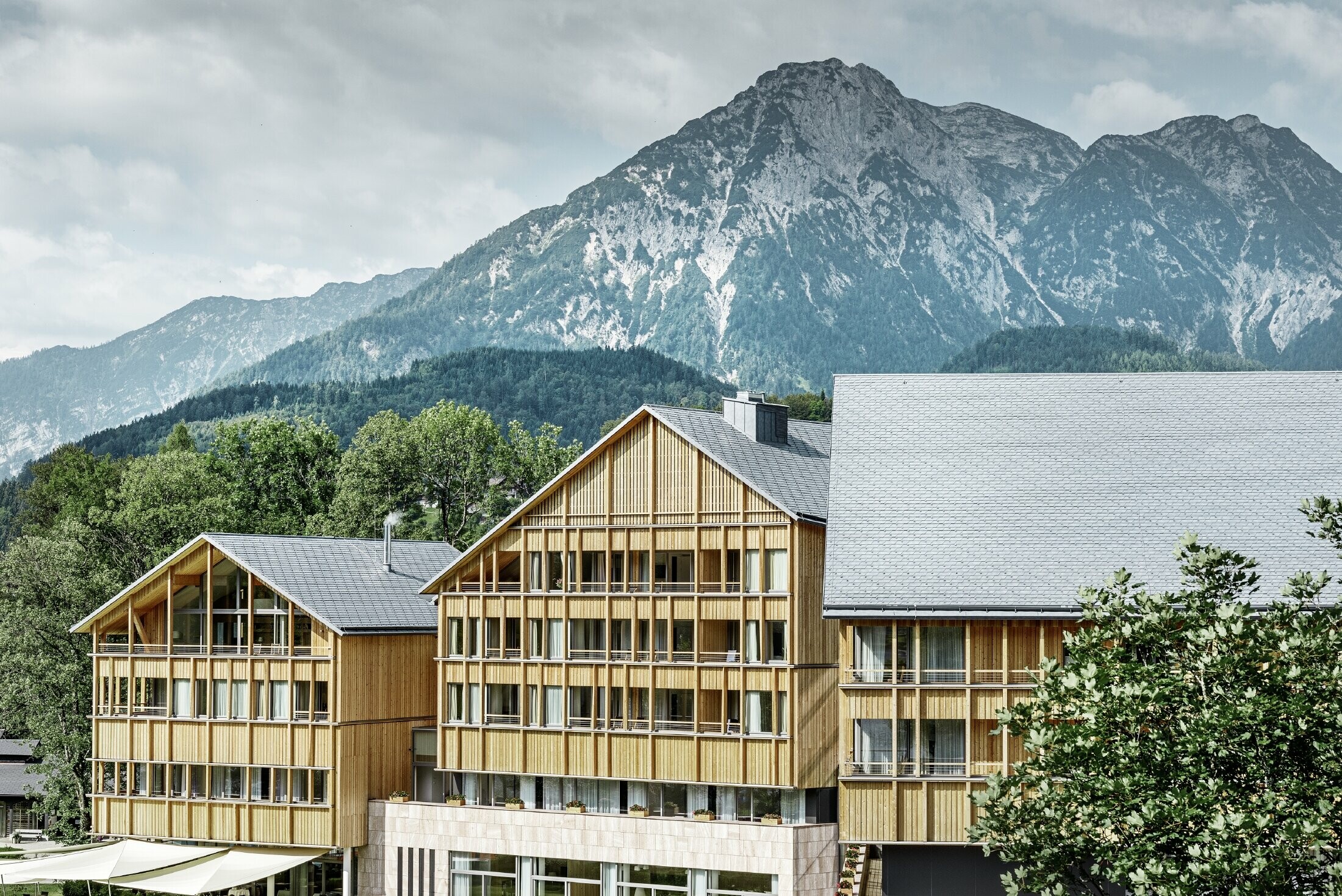 Hôtel Vivamayr à Altaussee (Autriche) — Façade en bois et bardeaux PREFA