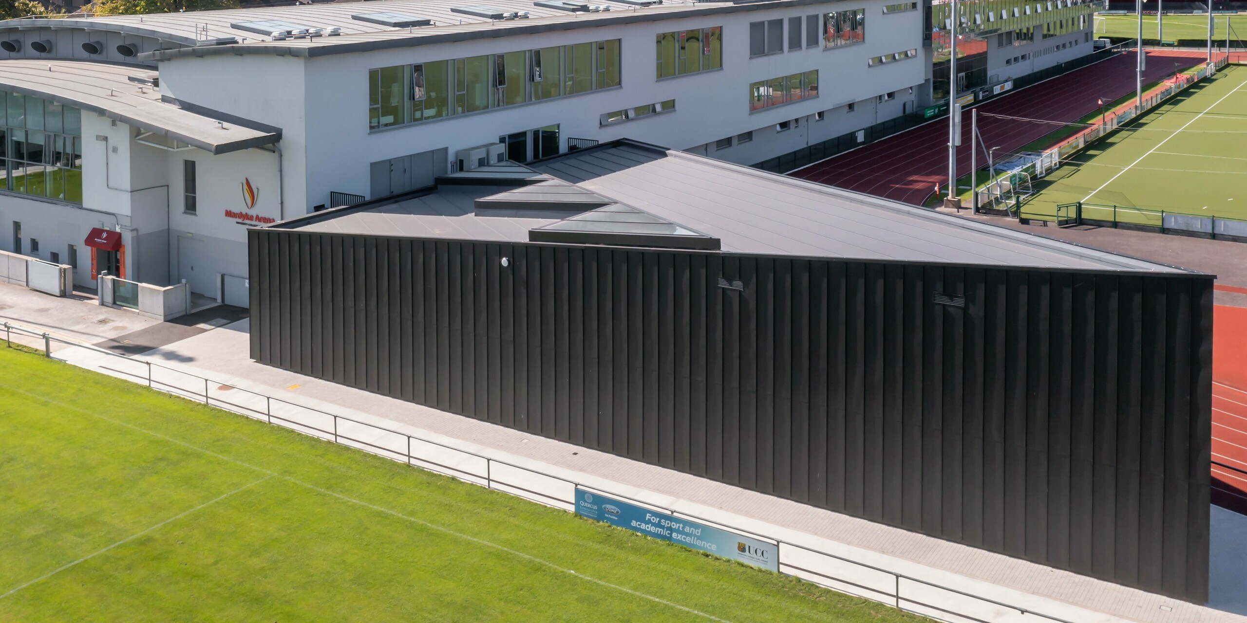 Vogelperspektive auf die Mardyke Arena am University College Cork mit einer Gebäudehülle aus PREFALZ P.10 Schwarz