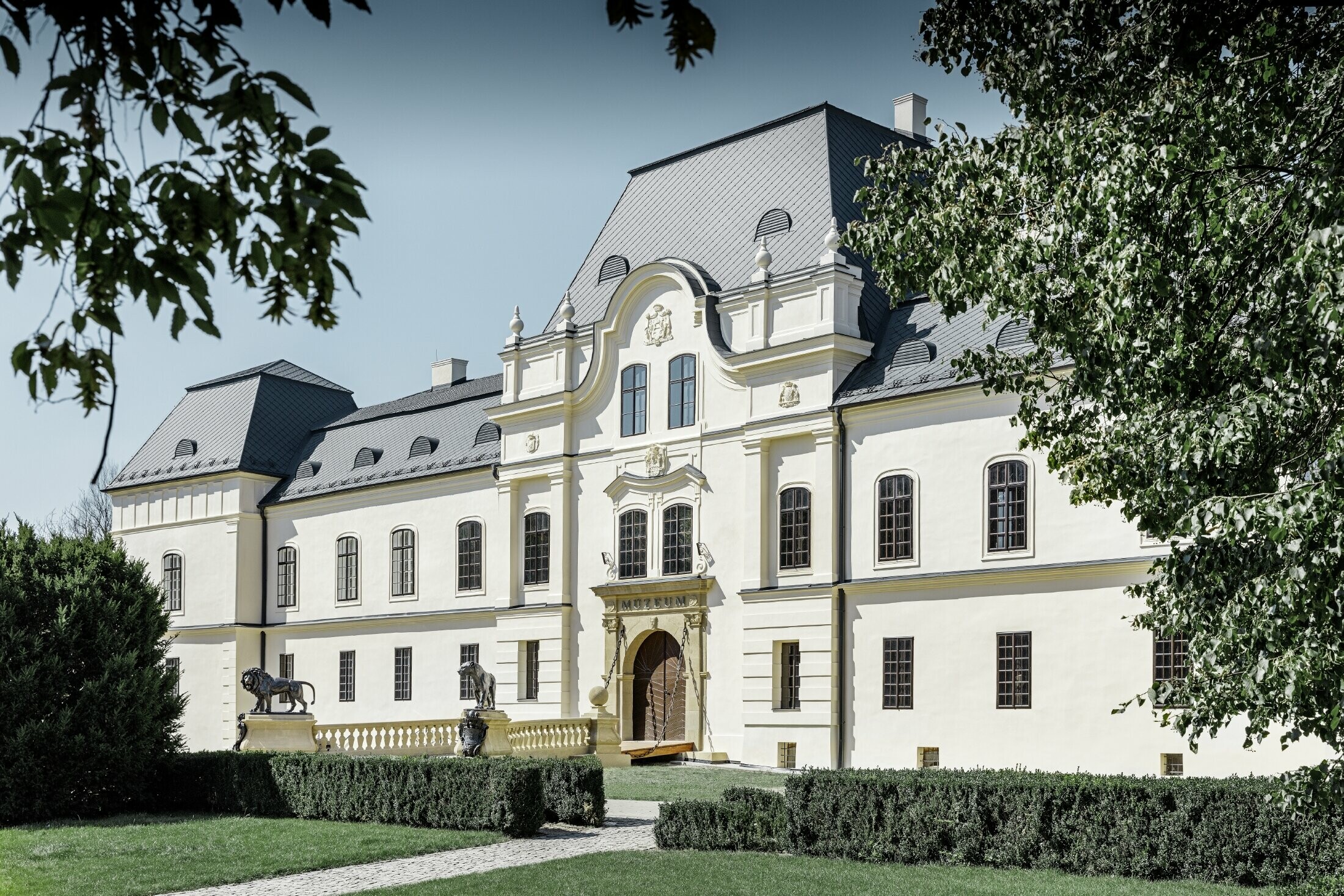 Château de Humenné, de style Renaissance — Nouvelle toiture réalisée avec des losanges de toiture PREFA couleur anthracite