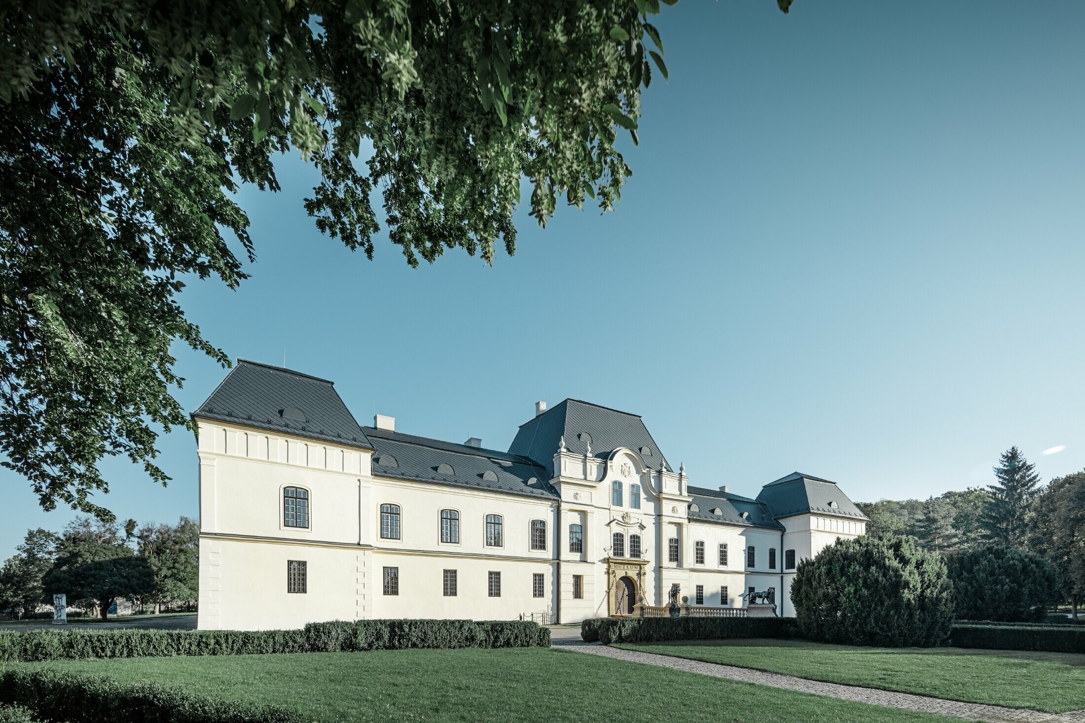 Château de Humenné, de style Renaissance — Nouvelle toiture réalisée avec des losanges de toiture PREFA couleur anthracite